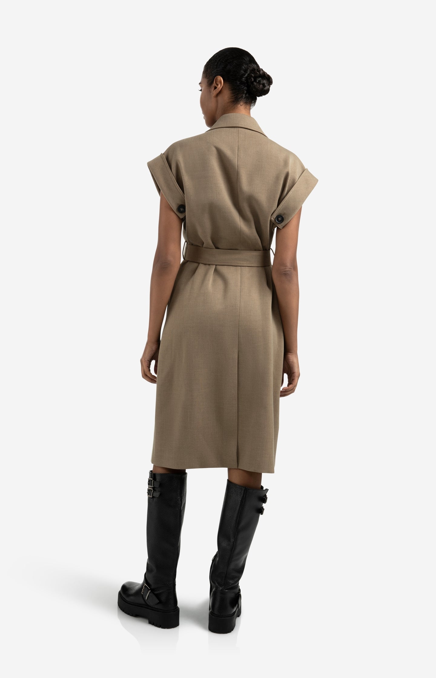 Long sleeveless coat with lapels and waist belt