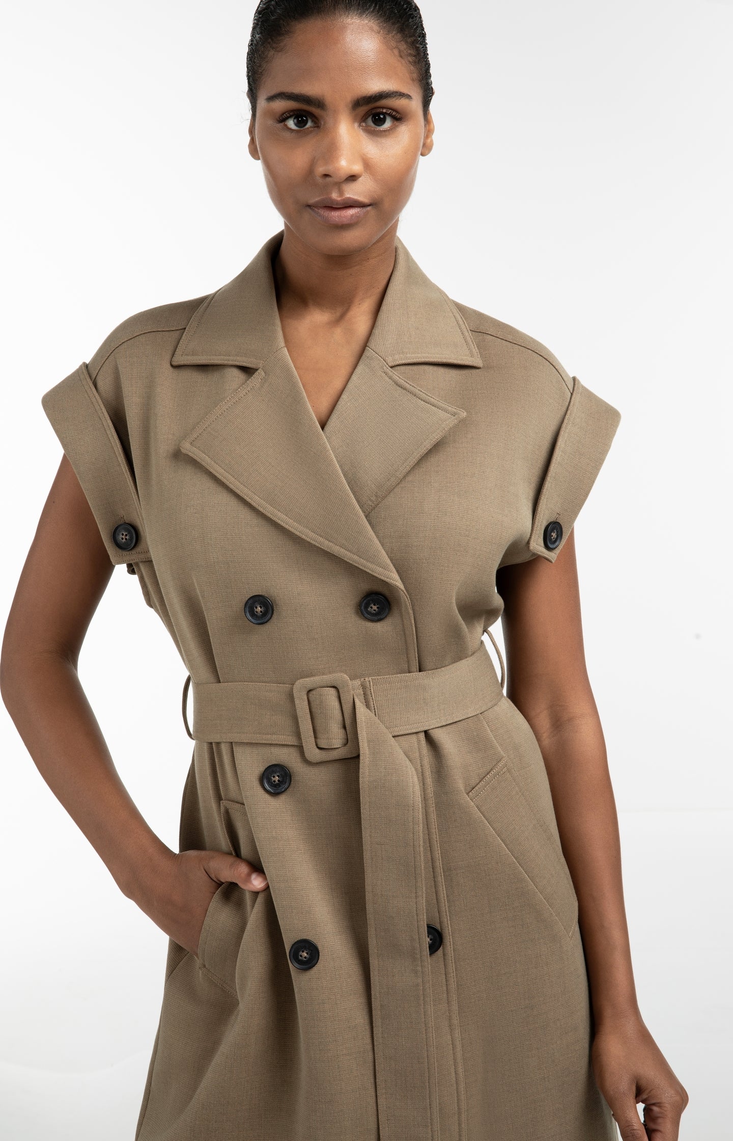 Long sleeveless coat with lapels and waist belt