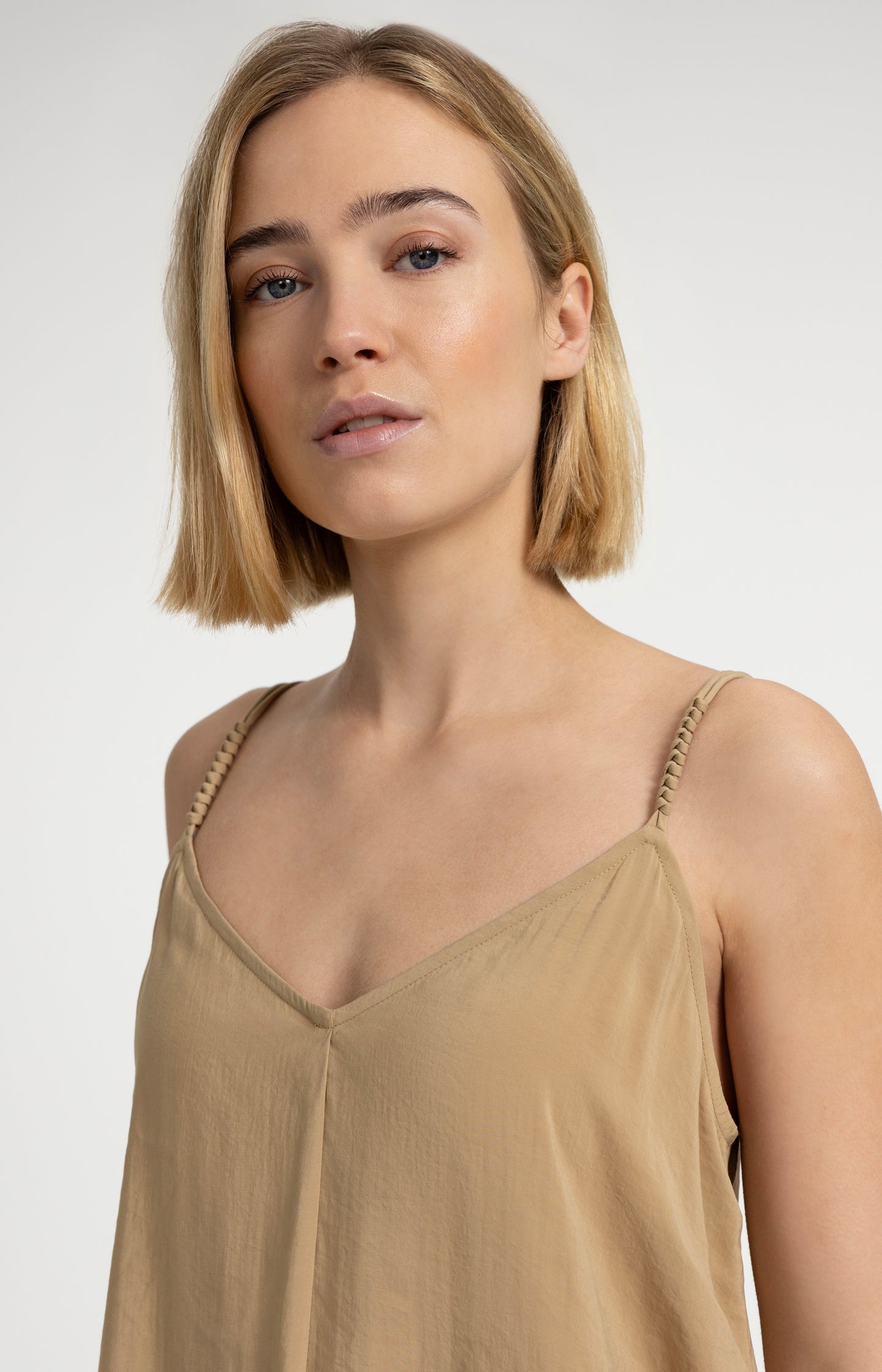 Long strappy dress with V-neck - Type: lookbook