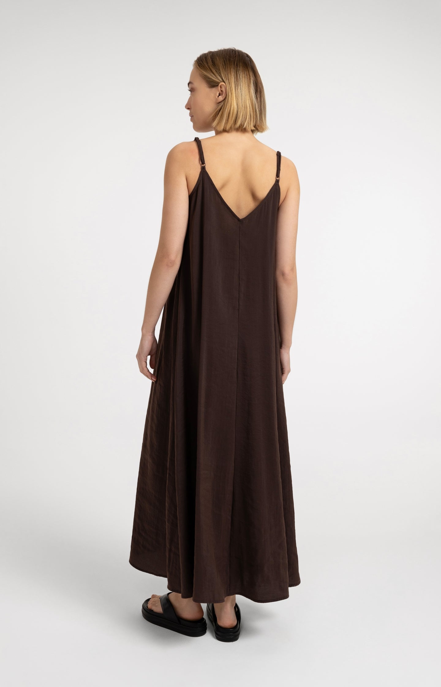 Long strappy dress with V-neck - Type: lookbook