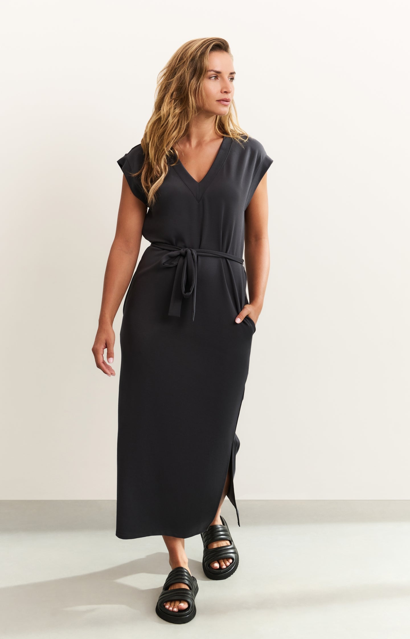 Long T-shirt dress with V-neck and belt