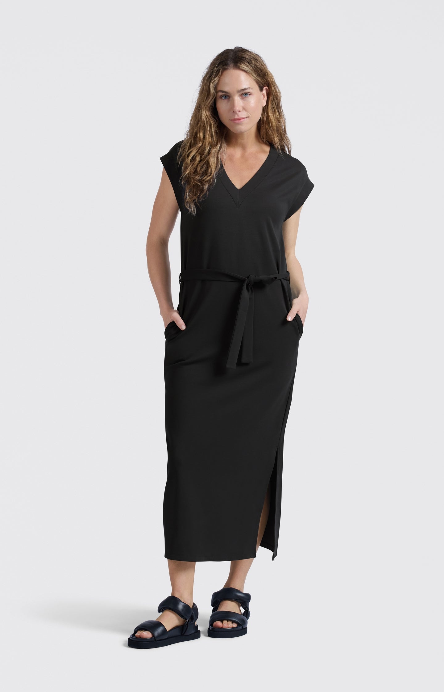 Long T-shirt dress with V-neck and belt