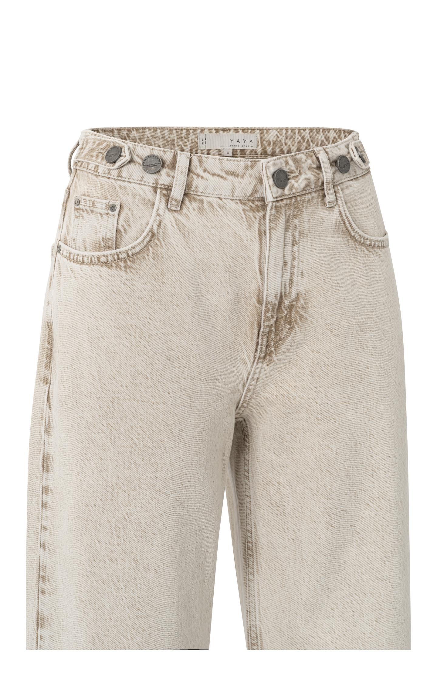 Loose fit denim with wide legs and turned-up he00109