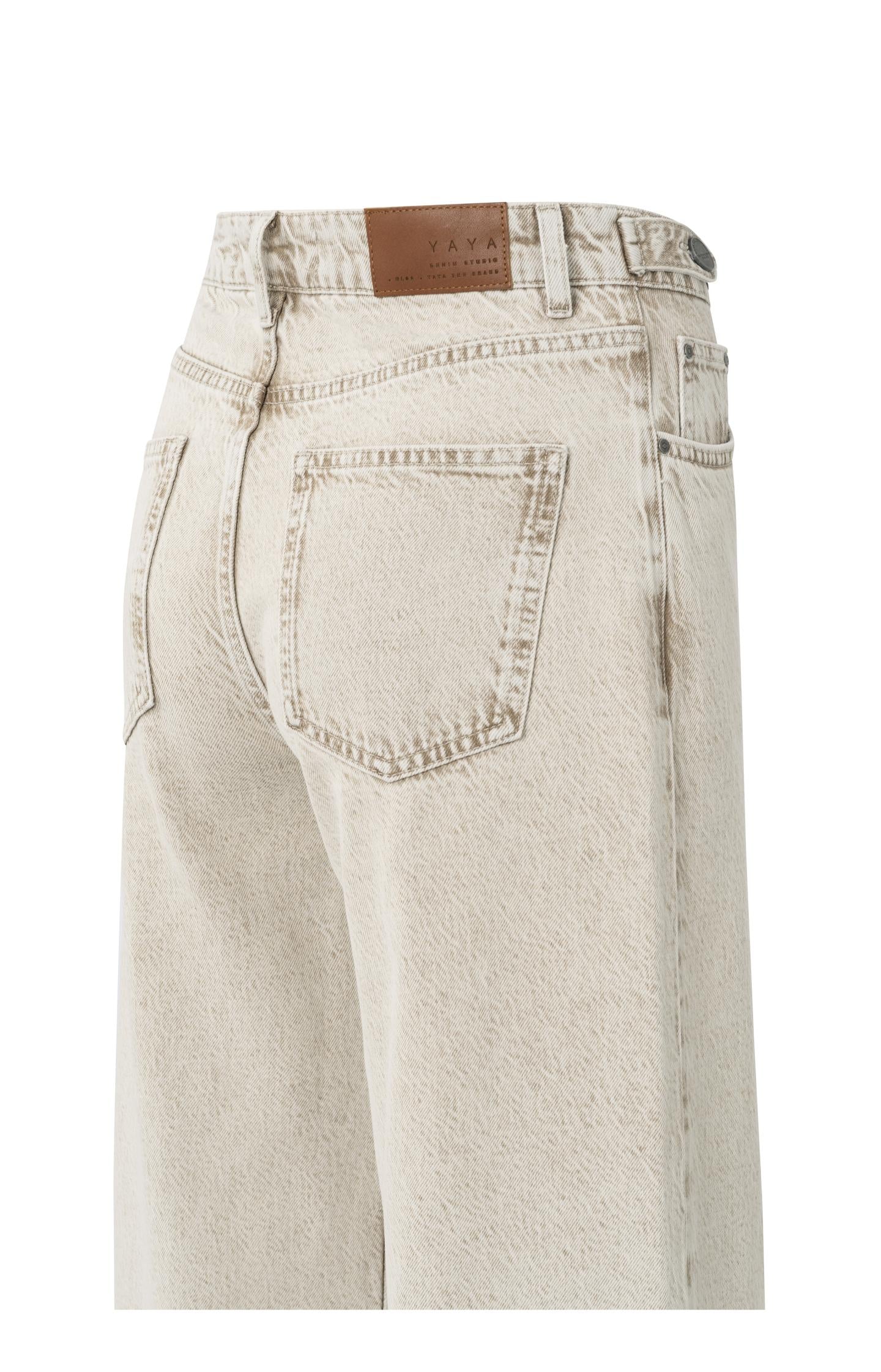 Loose fit denim with wide legs and turned-up he00109