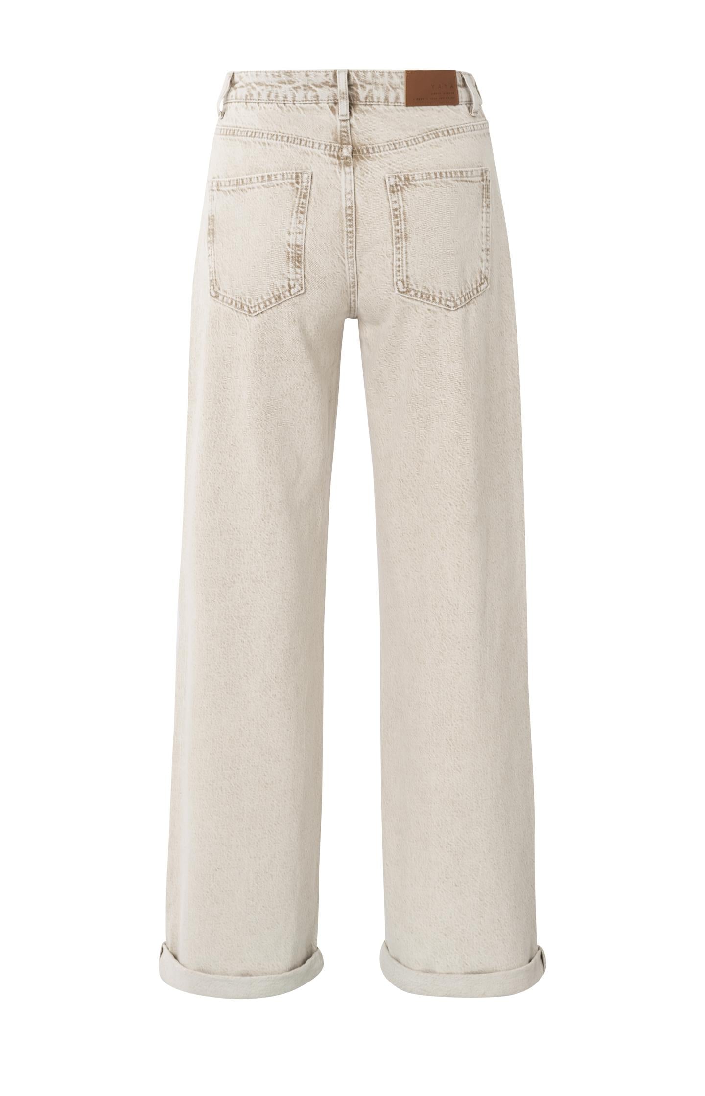 Loose fit denim with wide legs and turned-up he00109