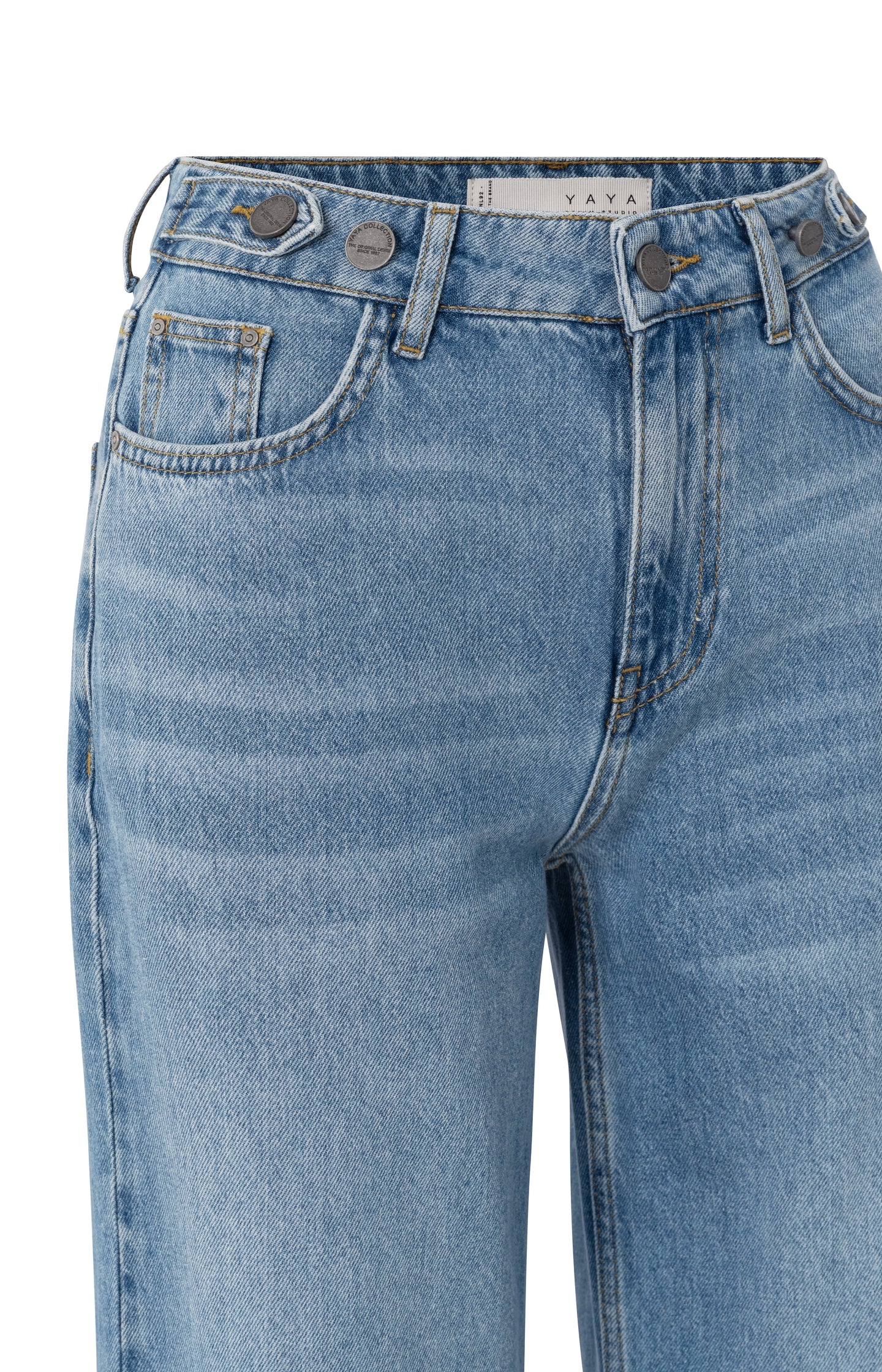 Loose fit denim with wide legs and turned-up he00109