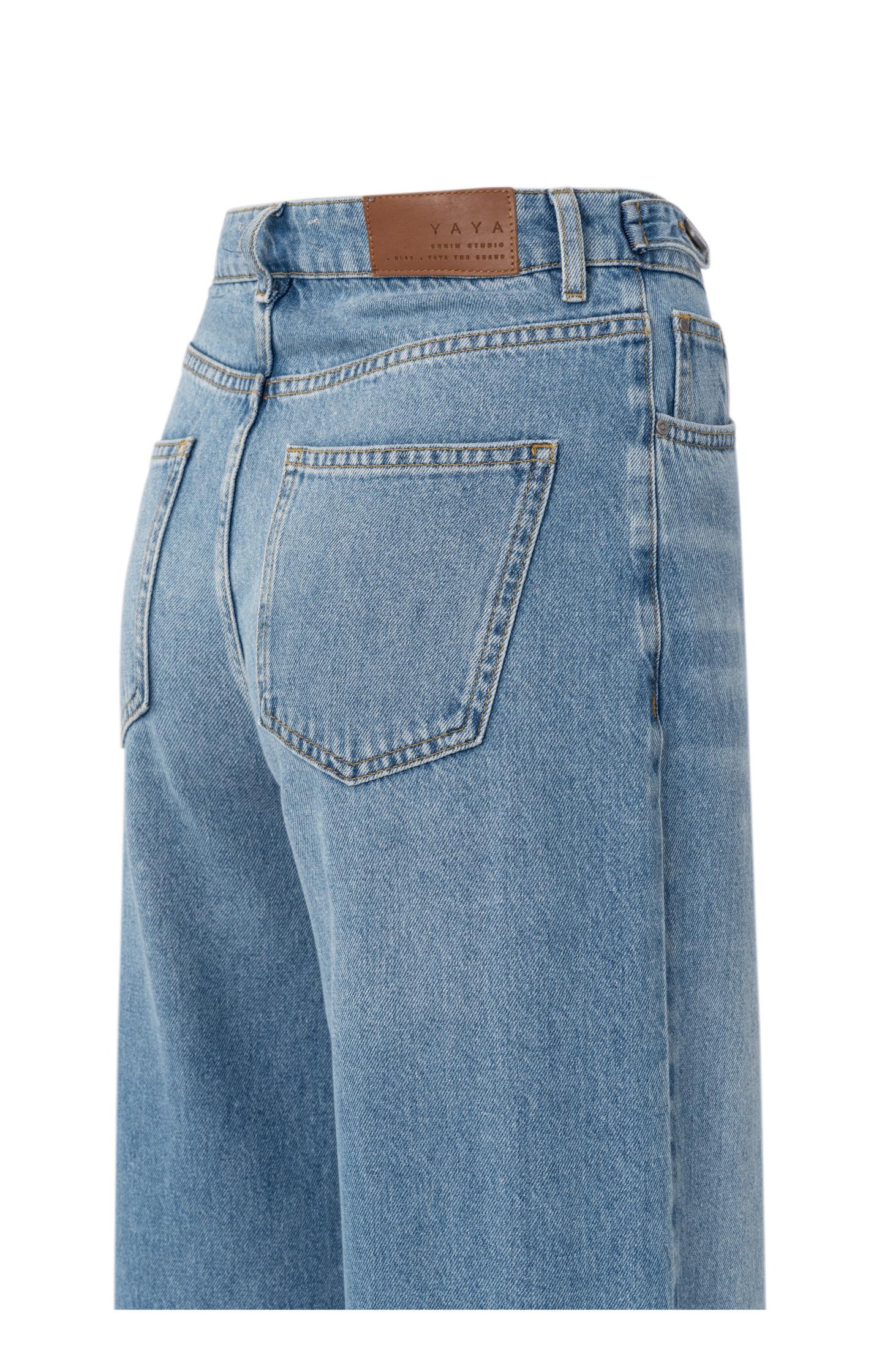 Loose fit denim with wide legs and turned-up he00109