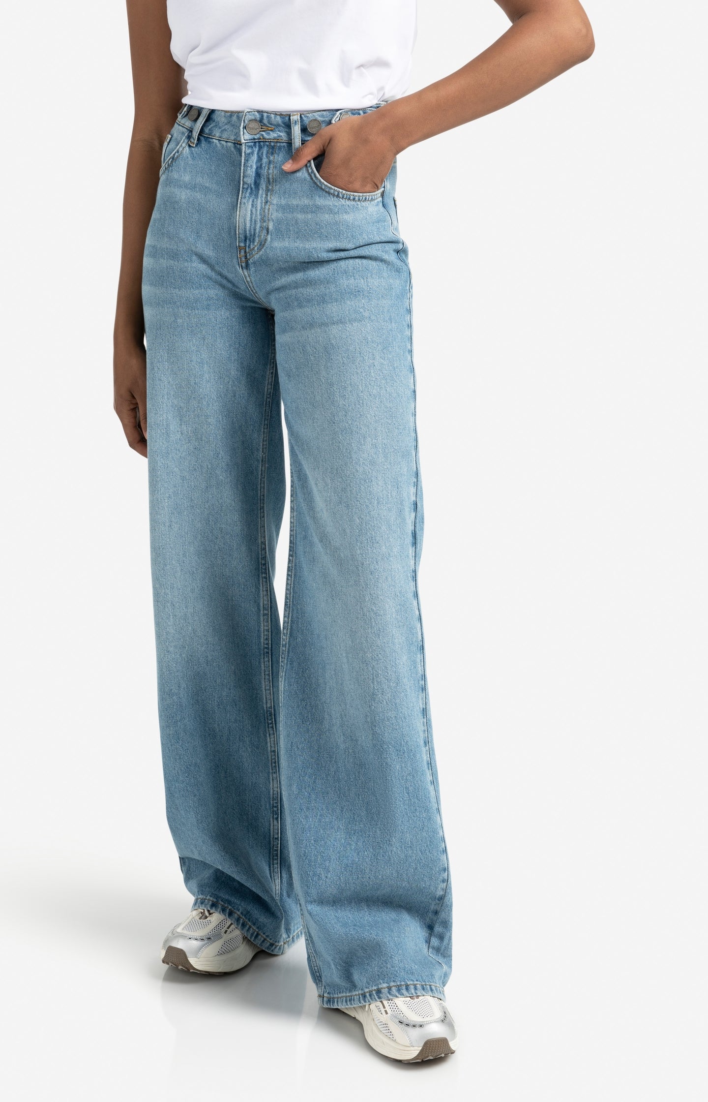 Loose fit denim with wide legs and turned-up hem