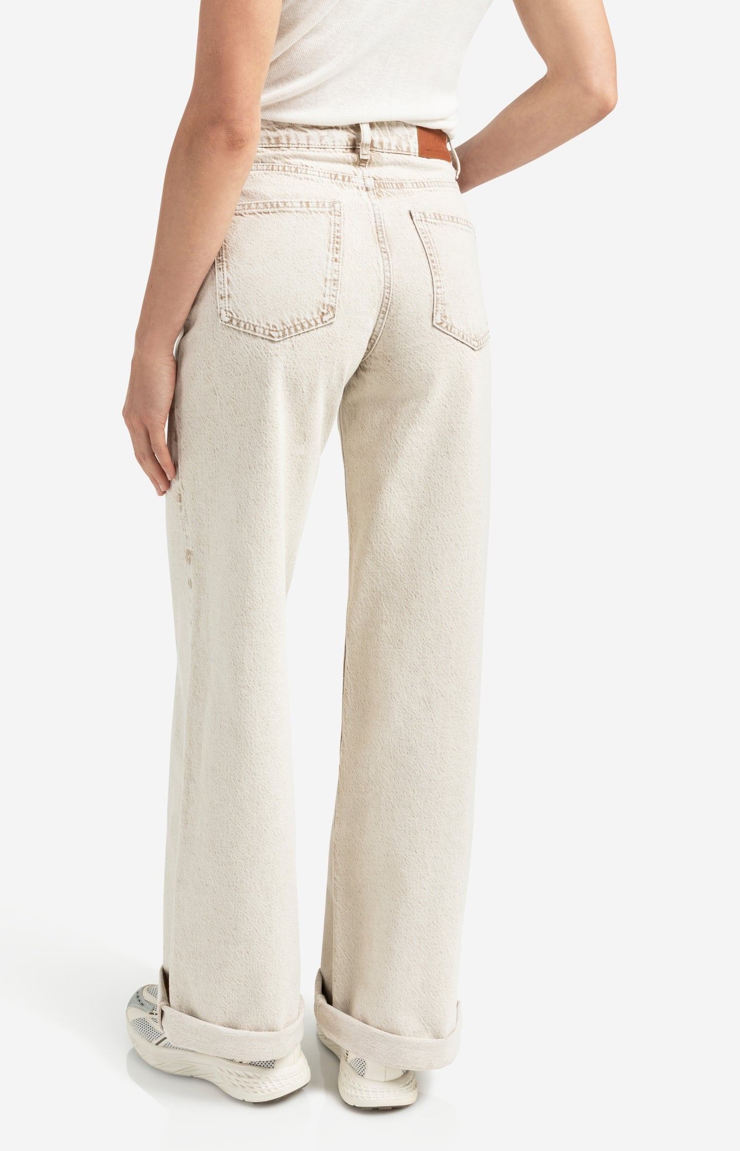 Loose fit jeans with wide legs and turned-up hems (L34)