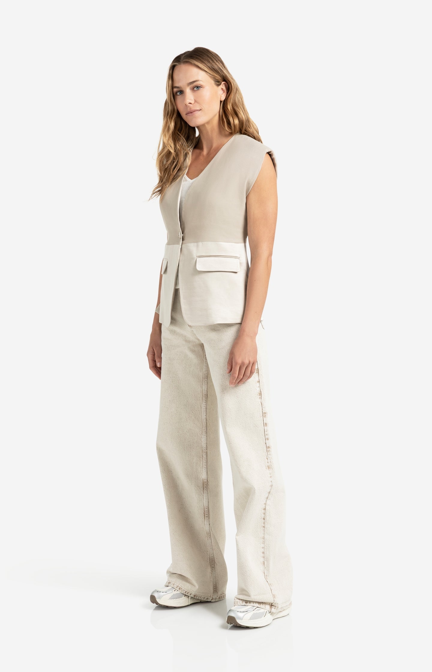 Loose fit jeans with wide legs and turned-up hems (L34)