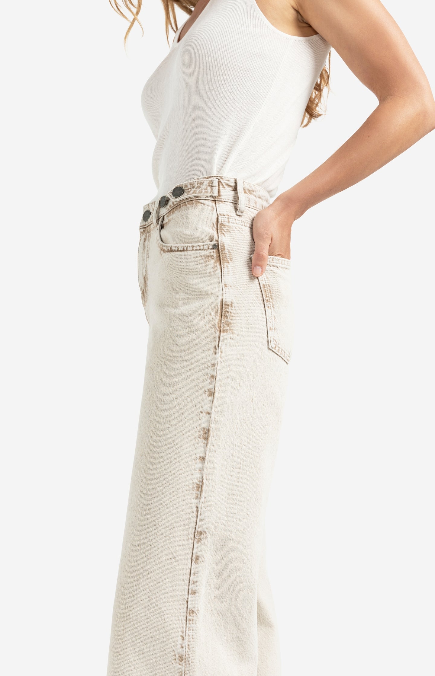Loose fit jeans with wide legs and turned-up hems (L34)