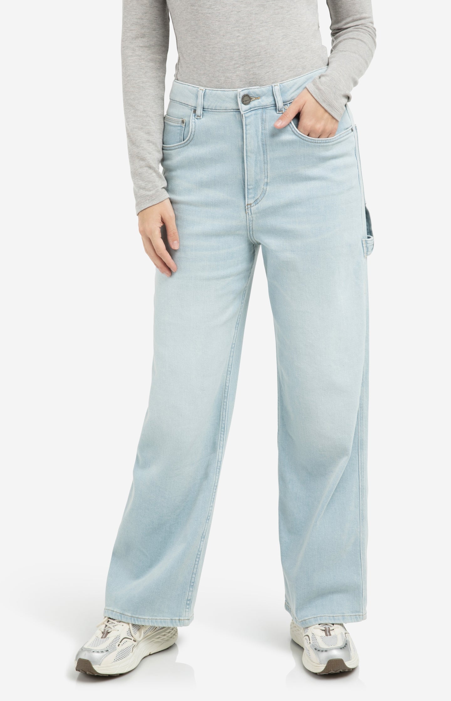 Loose fit jeans with low crotch and wide legs