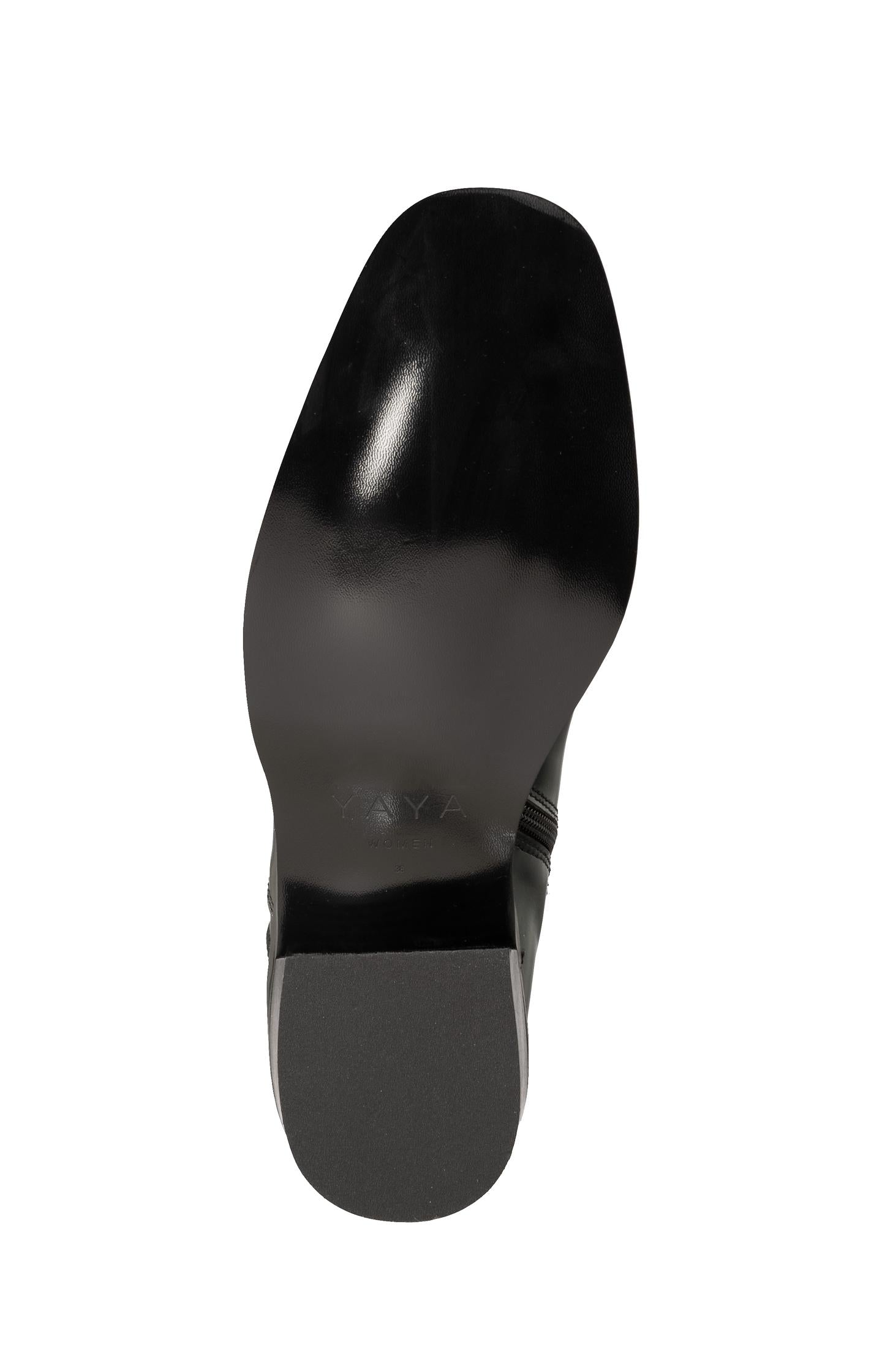Low boot in faux leather with block heel