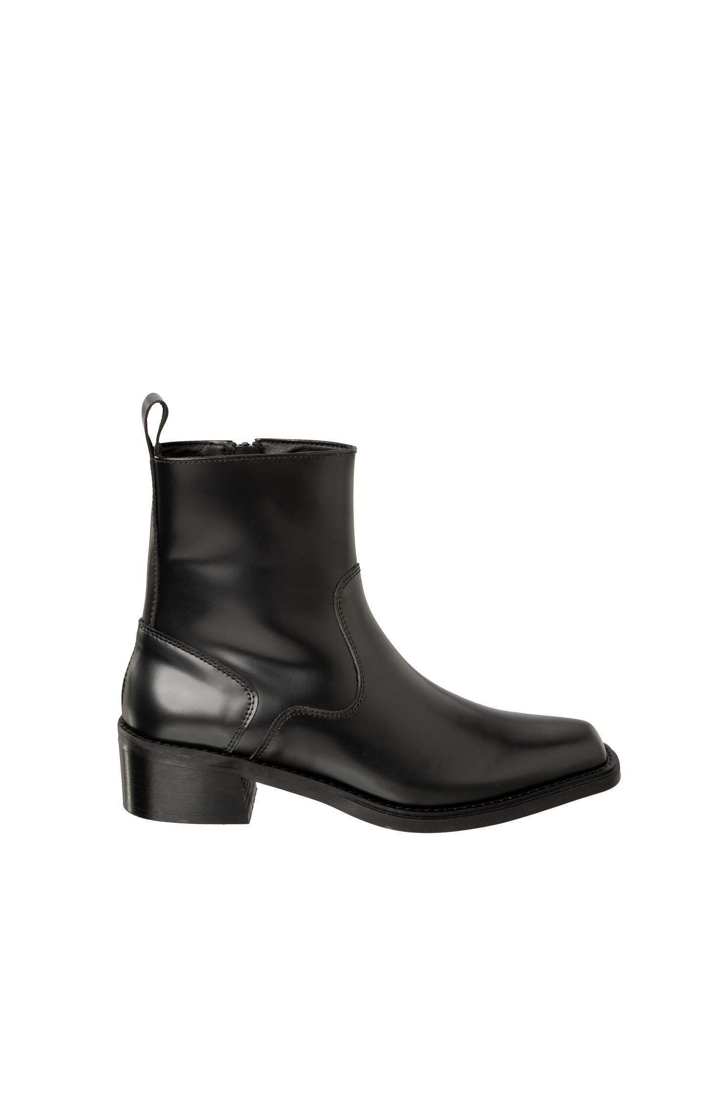 Low boot in faux leather with block heel