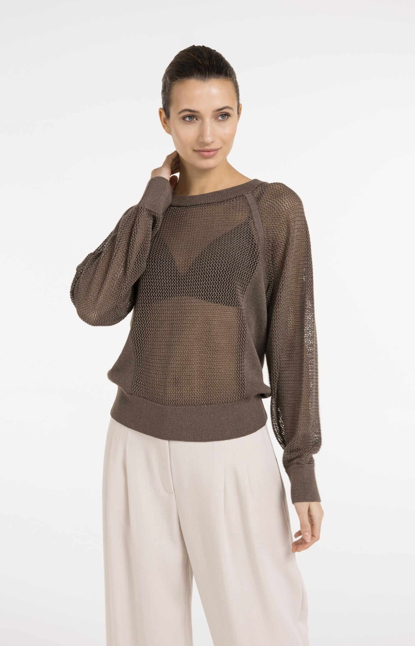Mesh-stitch knitted sweater with raglan sleeves - Type: video