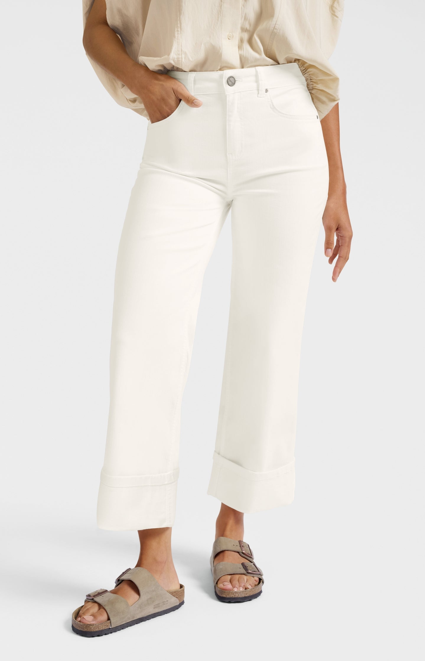 Mid-waist jeans with fixed turned-up hem
