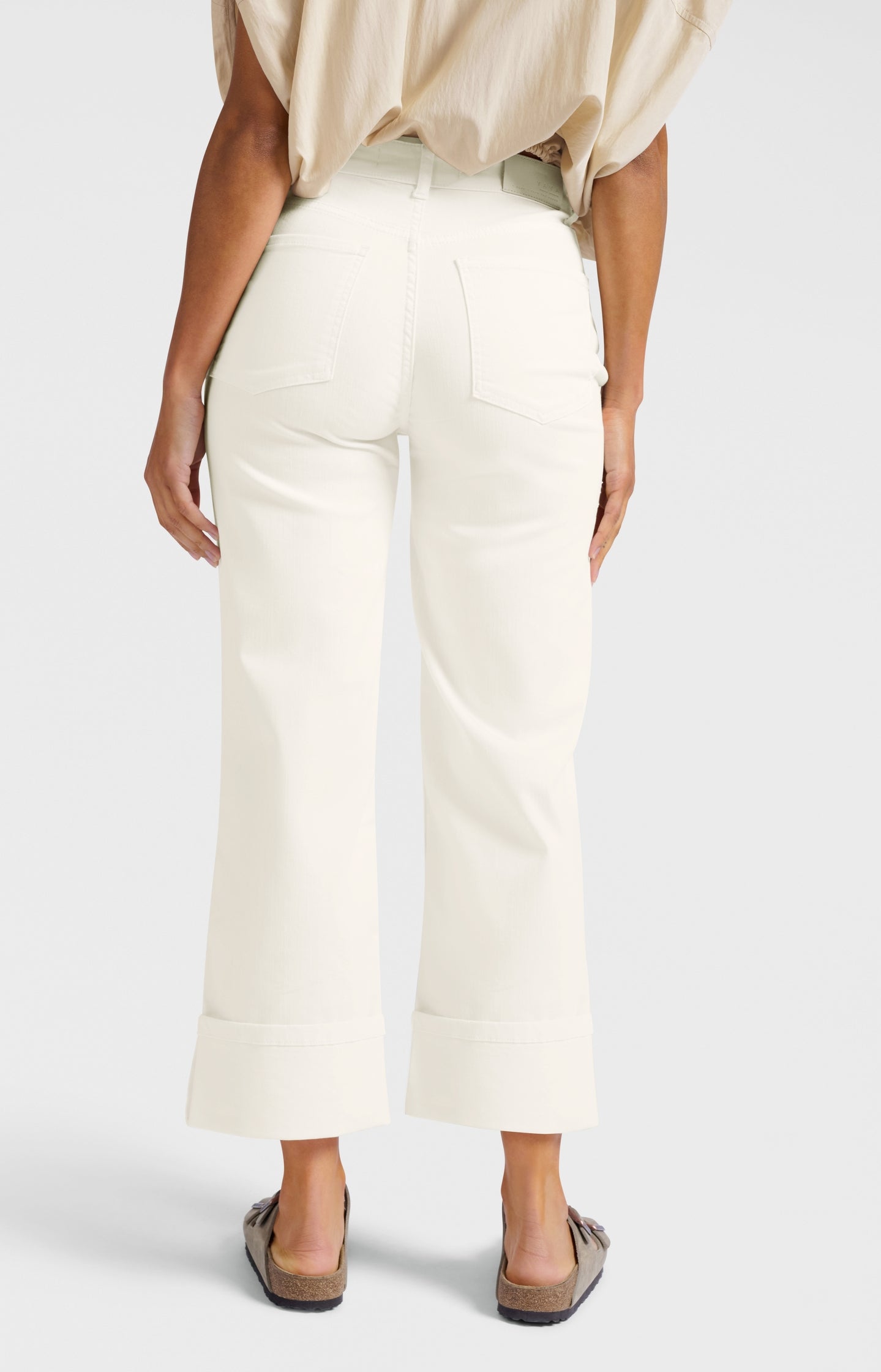 Mid-waist jeans with fixed turned-up hem