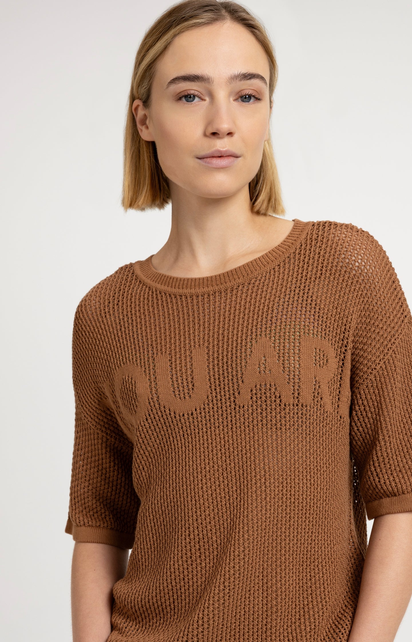 Open-knit top with short sleeves and artwork