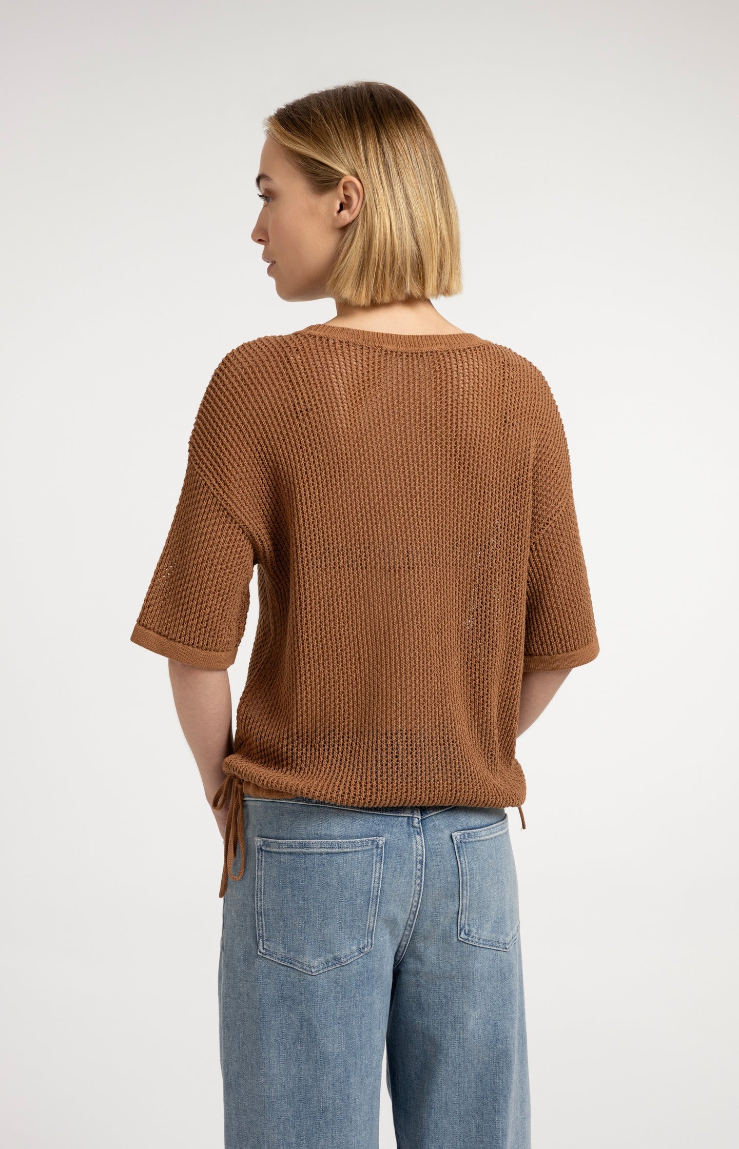 Open-knit top with short sleeves and artwork
