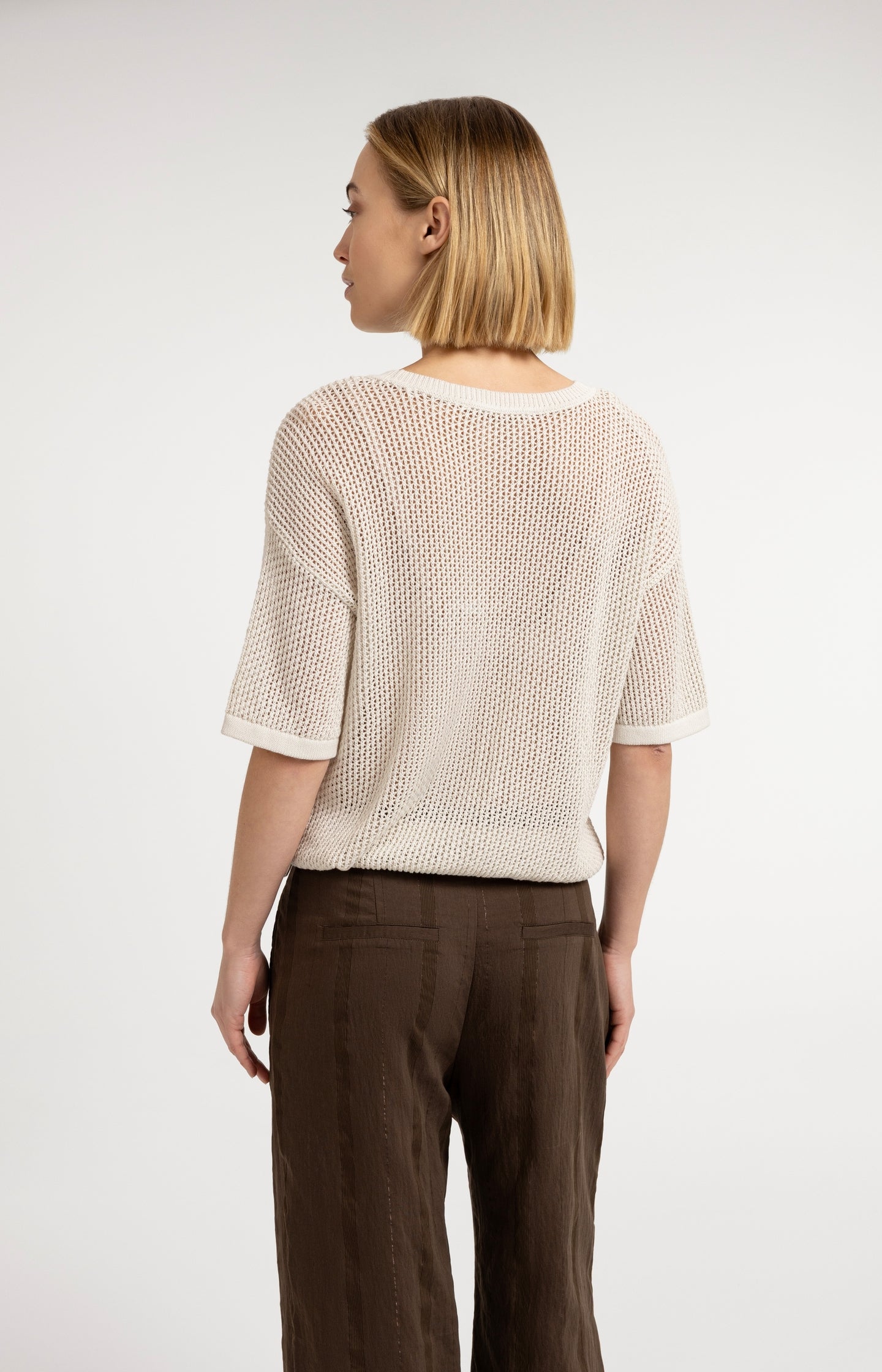 Open-knit top with short sleeves and artwork