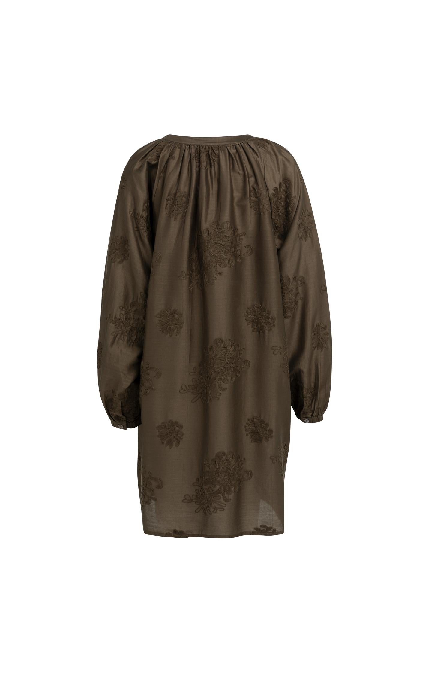 Oversized embroidered dress with long sleeves