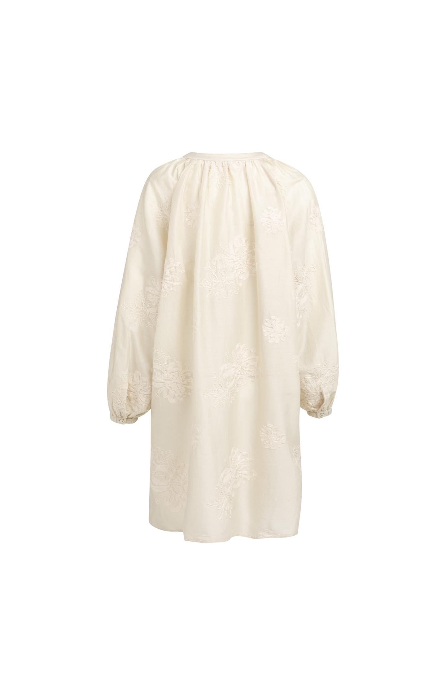 Oversized embroidered dress with long sleeves