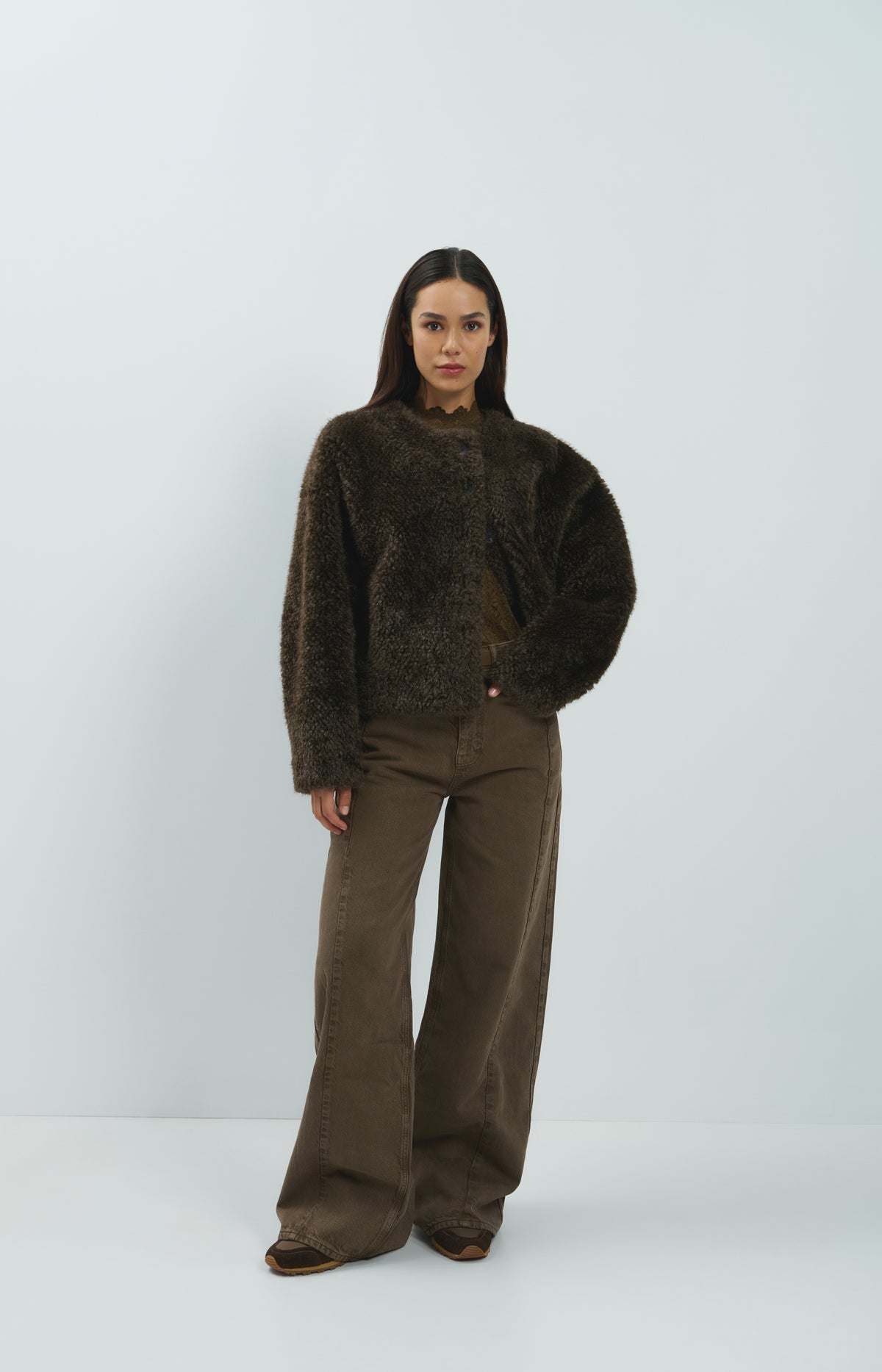 Oversized short faux fur jacket with buttons - Delicioso Brown