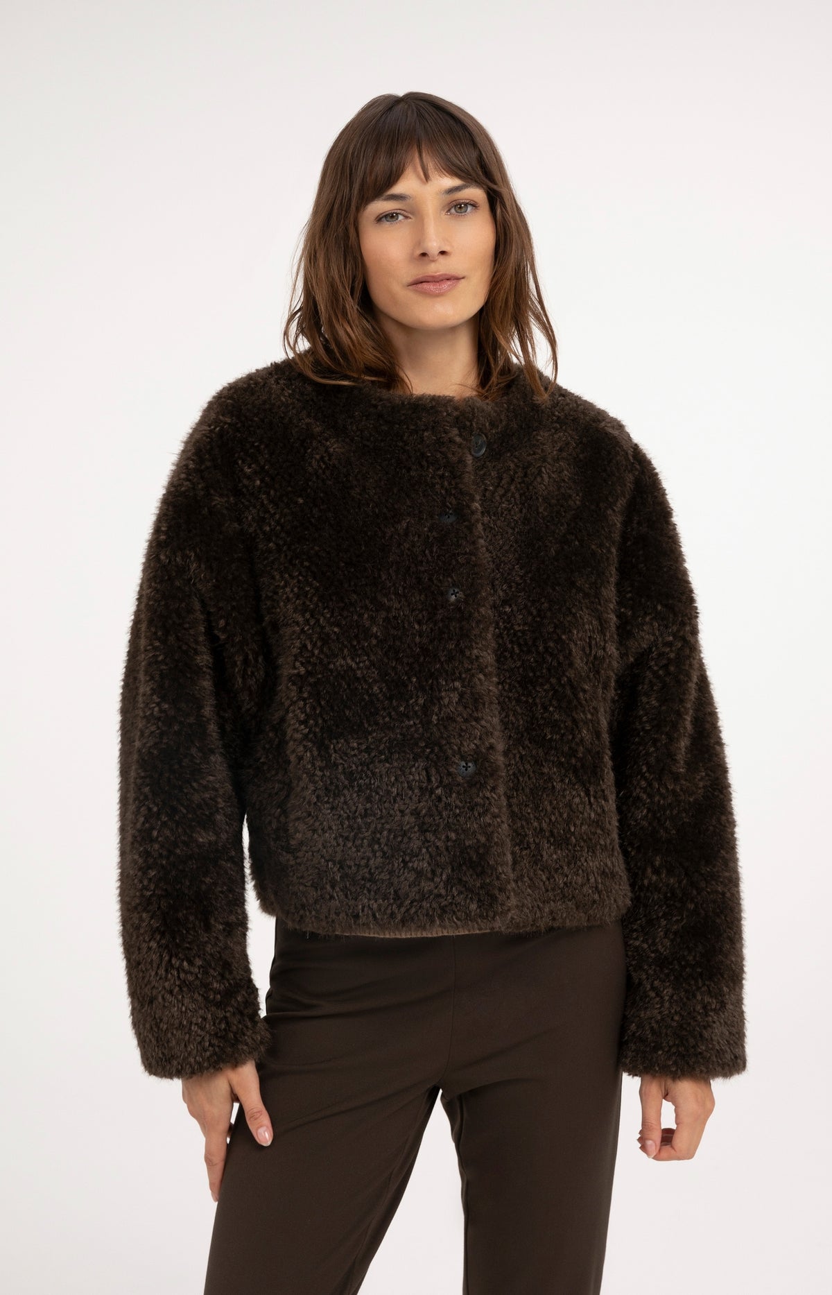Oversized short faux fur jacket with buttons - Delicioso Brown