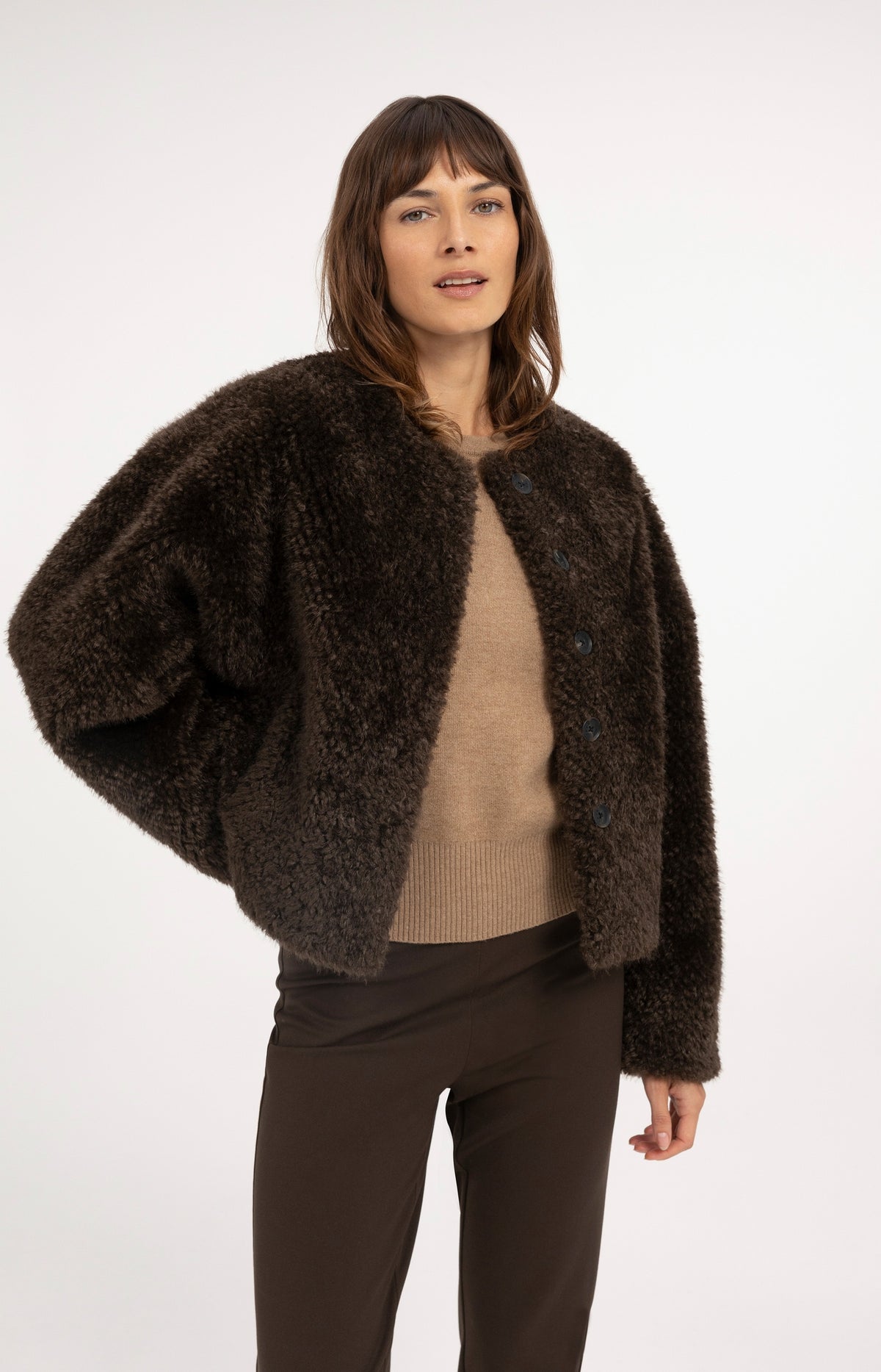 Oversized short faux fur jacket with buttons - Delicioso Brown