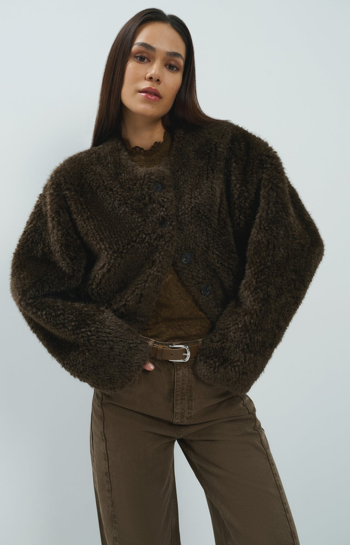 Oversized short faux fur jacket with buttons - Delicioso Brown