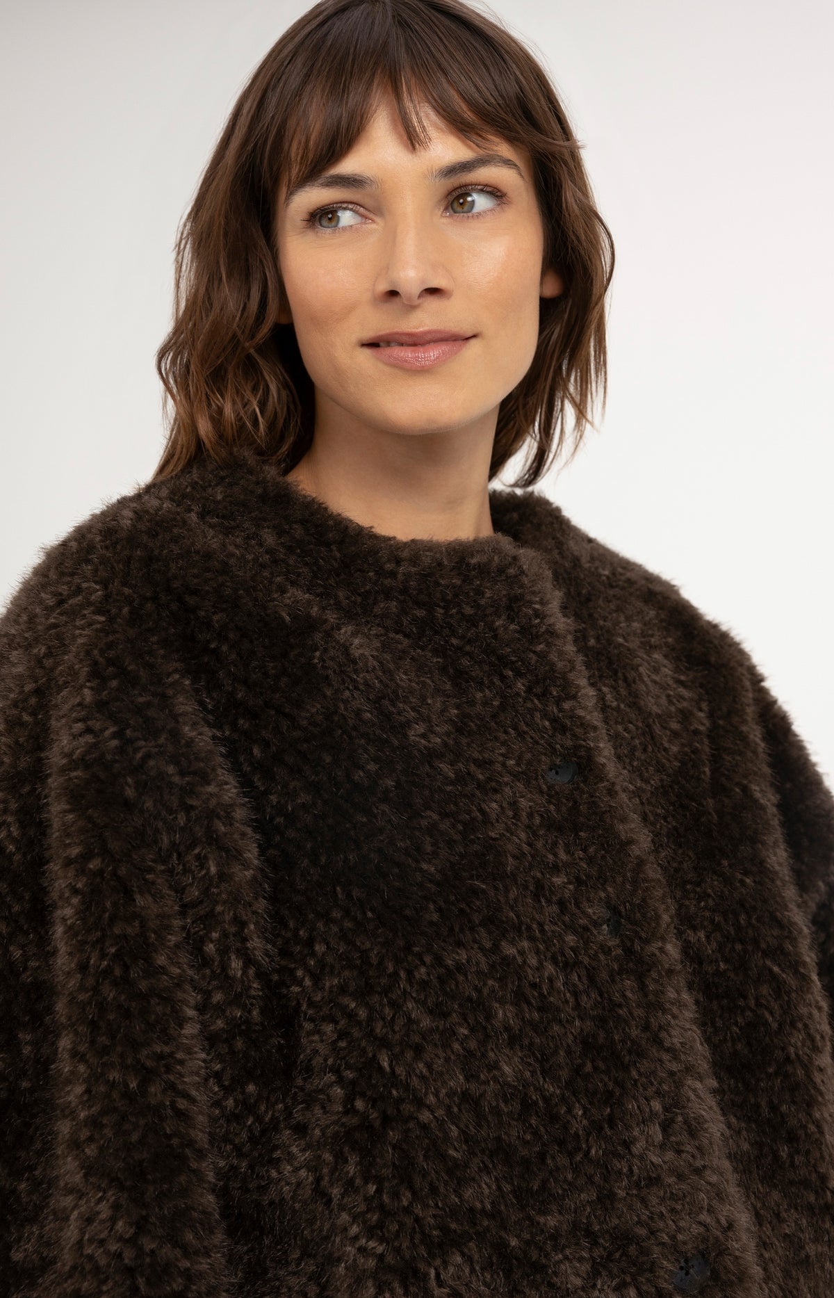 Oversized short faux fur jacket with buttons - Delicioso Brown