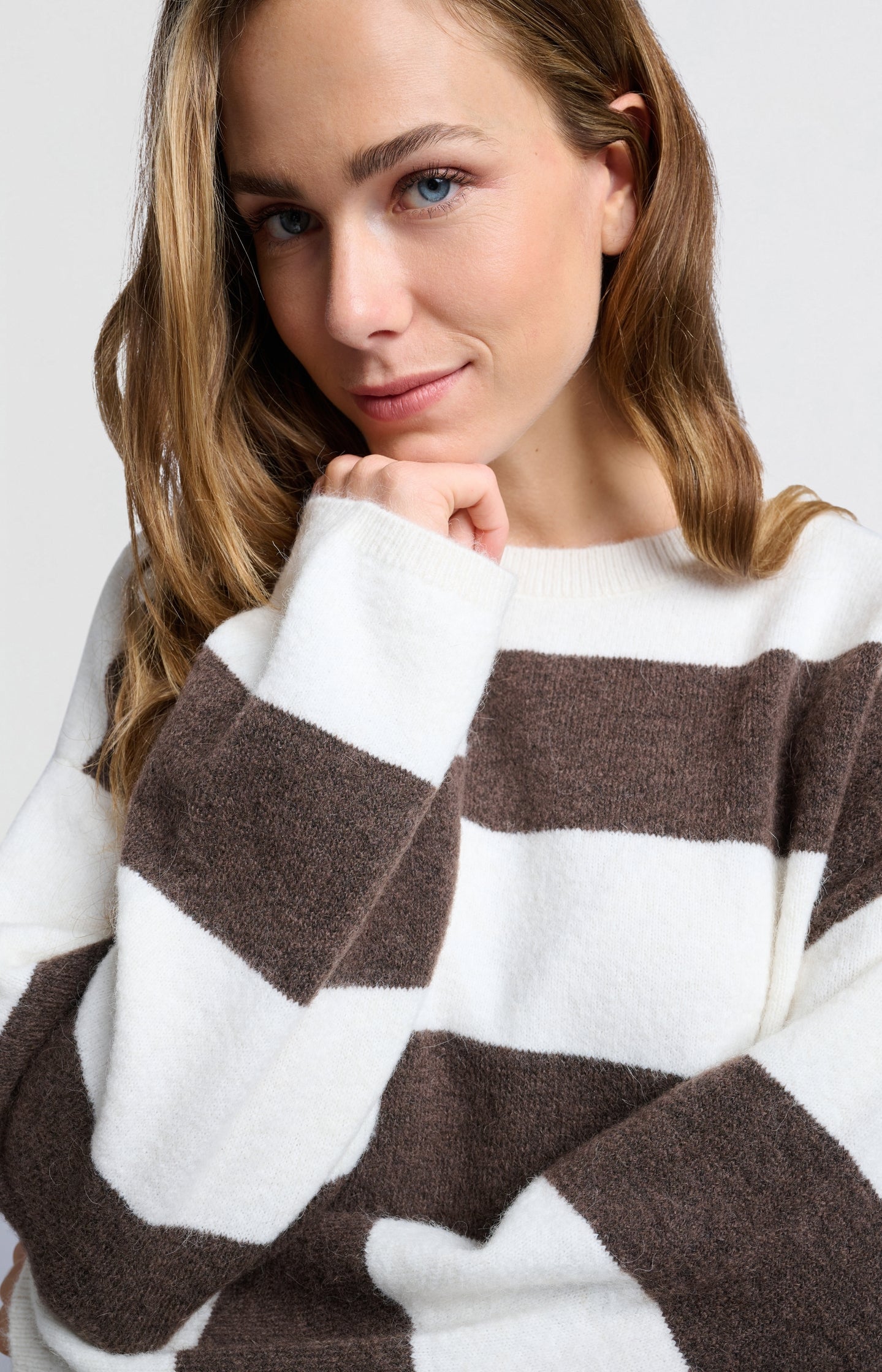 Wit-bruine oversized trui met brede strepen en lange mouwen – YAYA