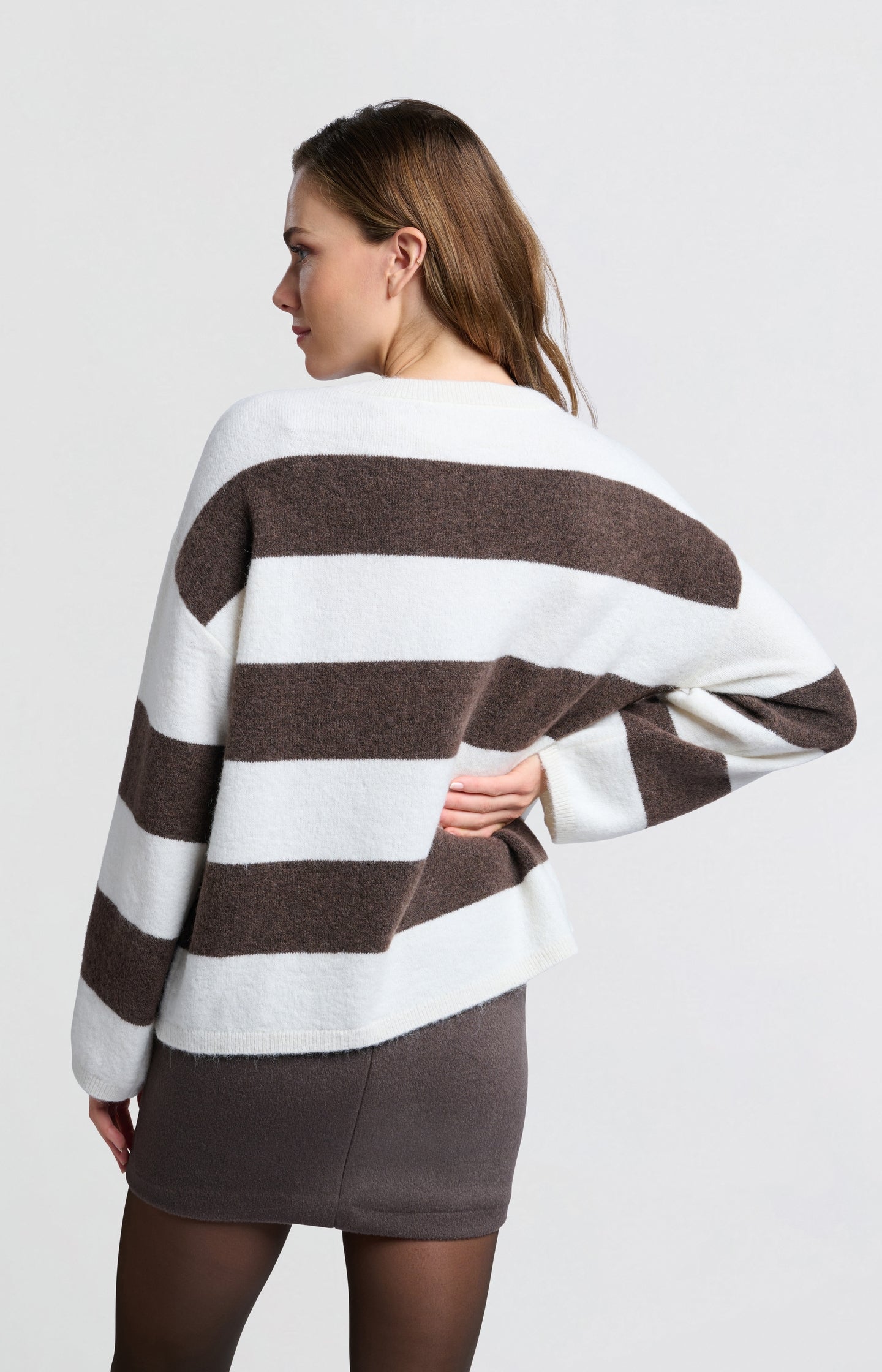 Wit-bruine oversized trui met brede strepen en lange mouwen – YAYA