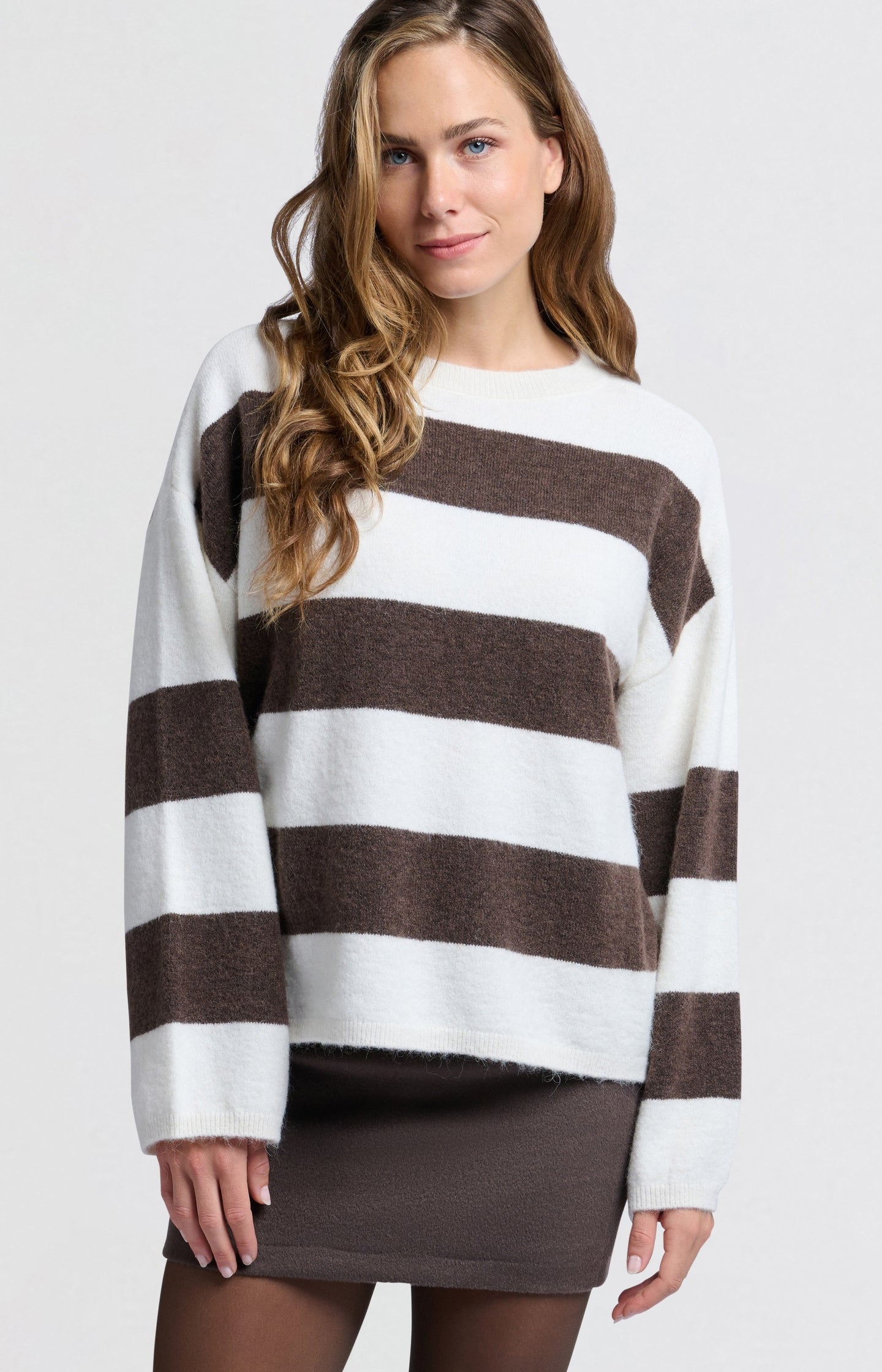Wit-bruine oversized trui met brede strepen en lange mouwen – YAYA