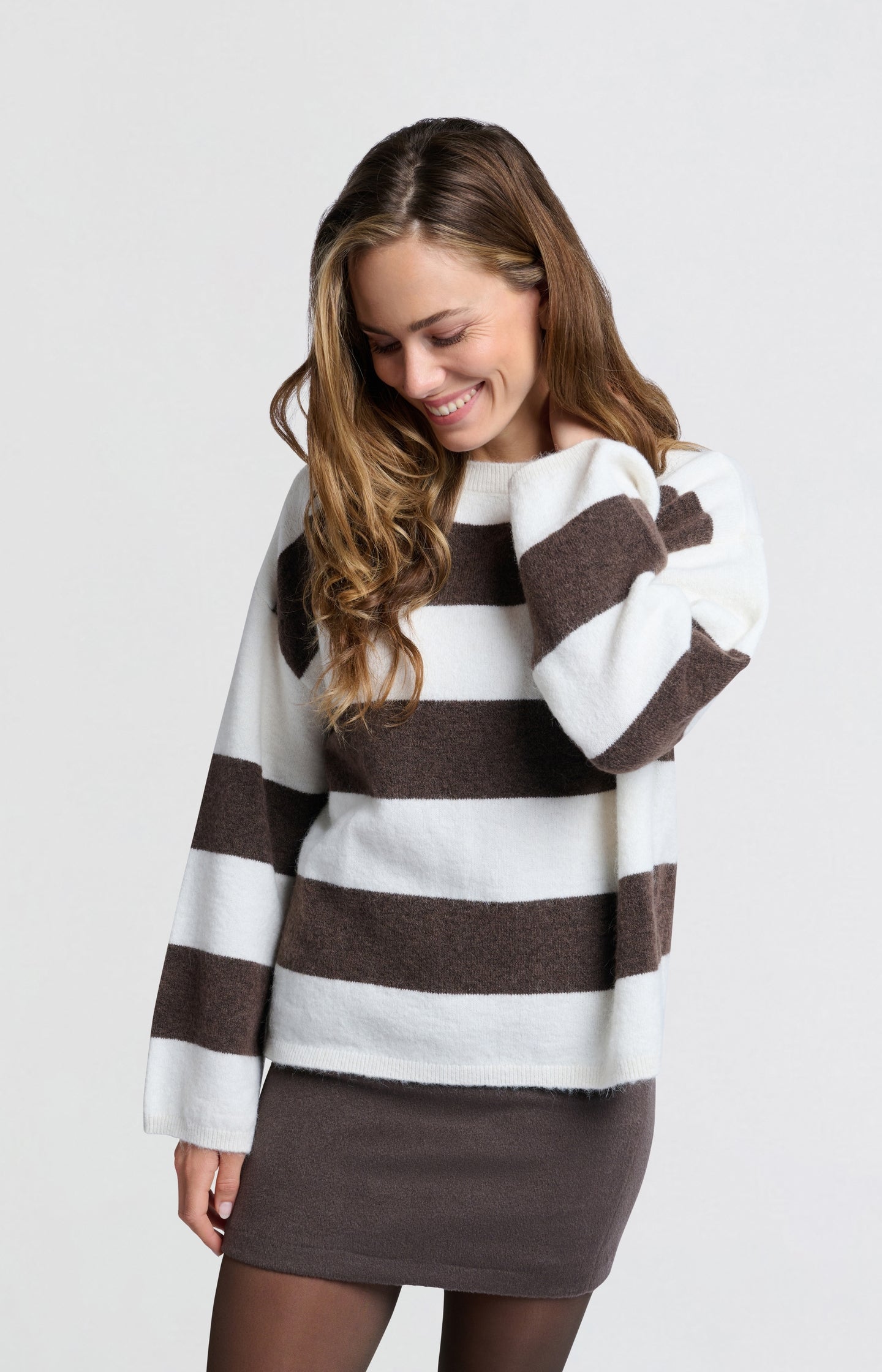 Wit-bruine oversized trui met brede strepen en lange mouwen – YAYA