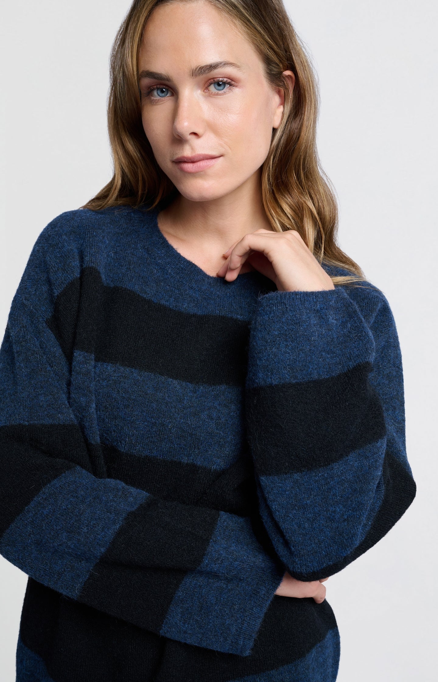 Blauw-zwarte oversized trui met brede strepen en lange mouwen – YAYA