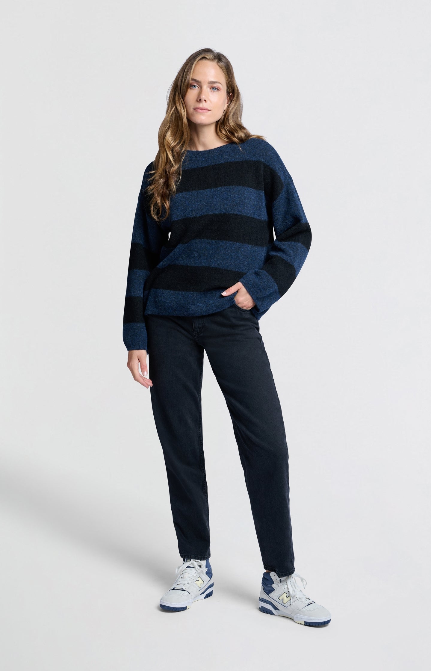 Blauw-zwarte oversized trui met brede strepen en lange mouwen – YAYA