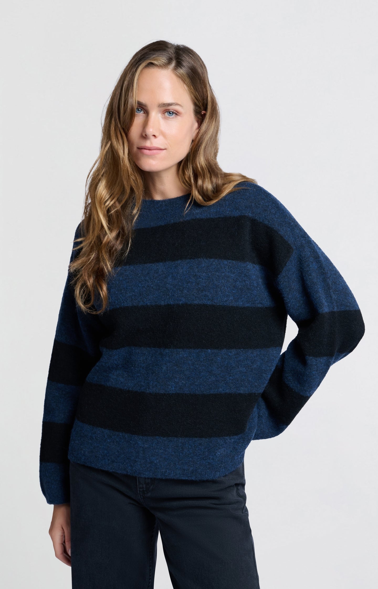 Blauw-zwarte oversized trui met brede strepen en lange mouwen – YAYA