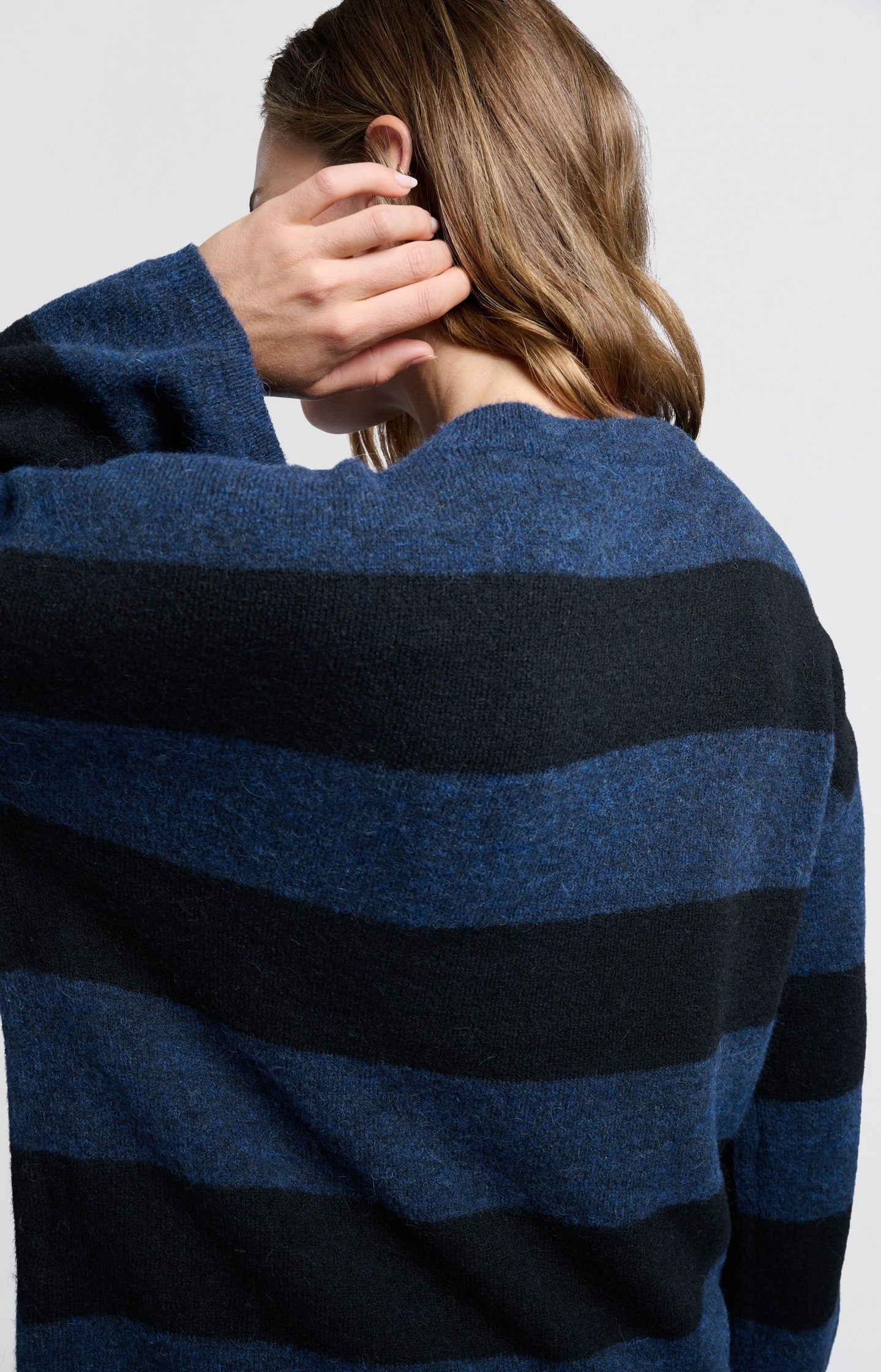 Blauw-zwarte oversized trui met brede strepen en lange mouwen – YAYA
