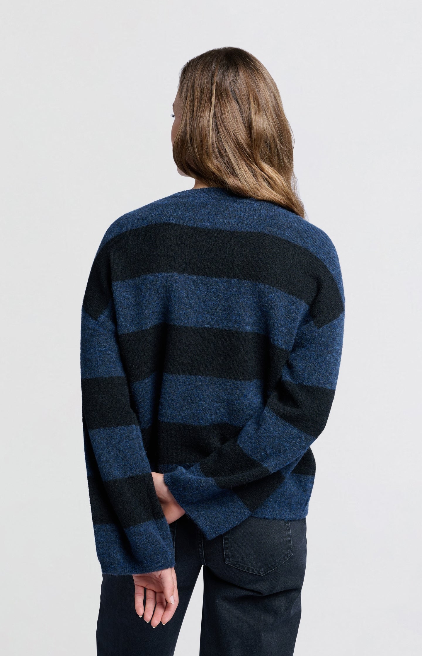 Blauw-zwarte oversized trui met brede strepen en lange mouwen – YAYA