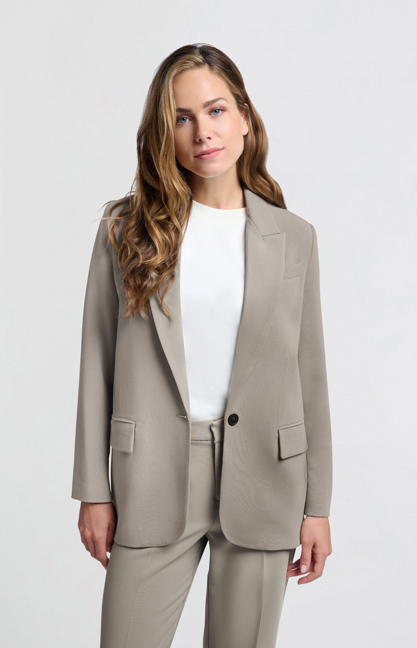Oversized woven blazer with single button closure and collar