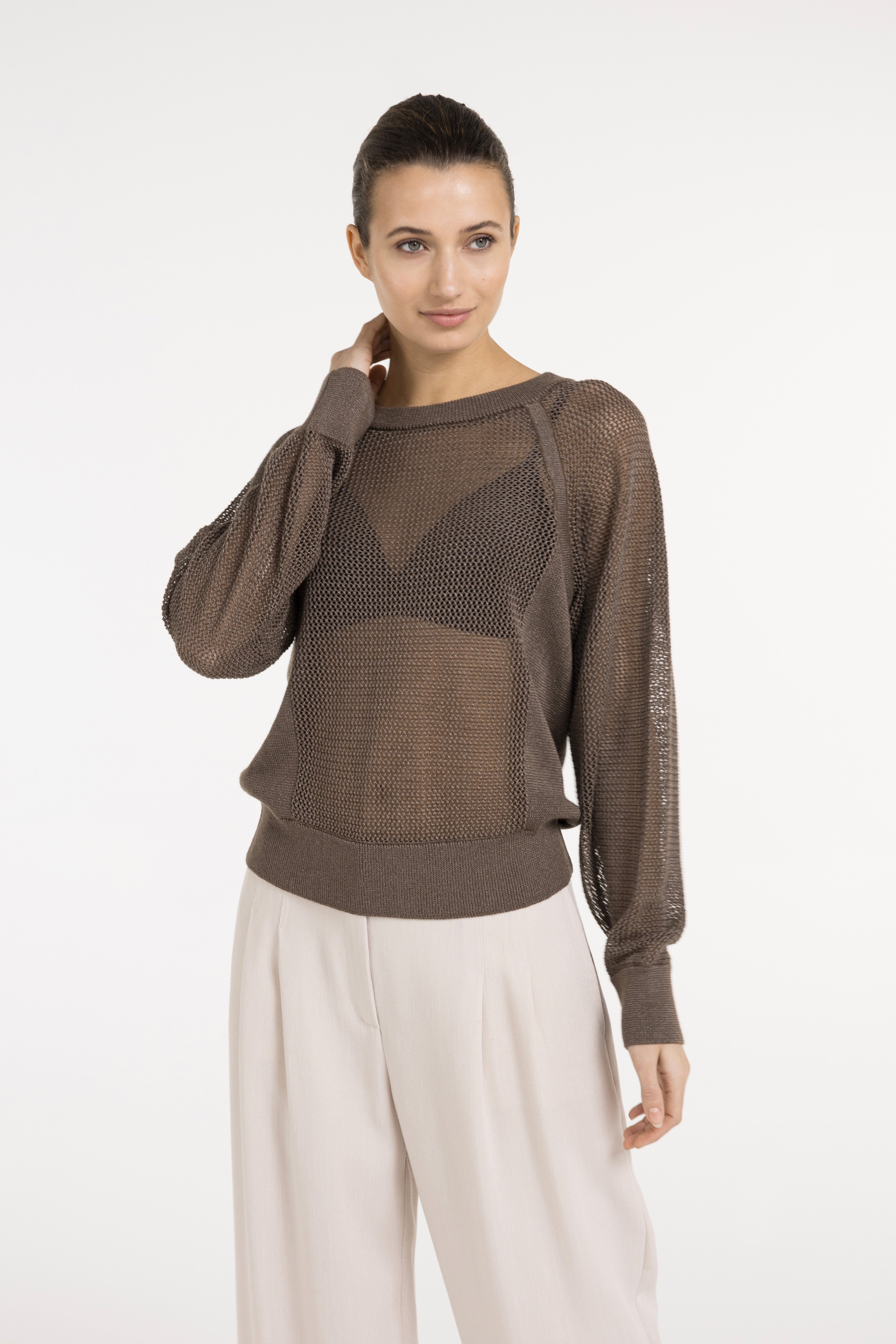 Mesh-stitch knitted sweater with raglan sleeves - Type: video