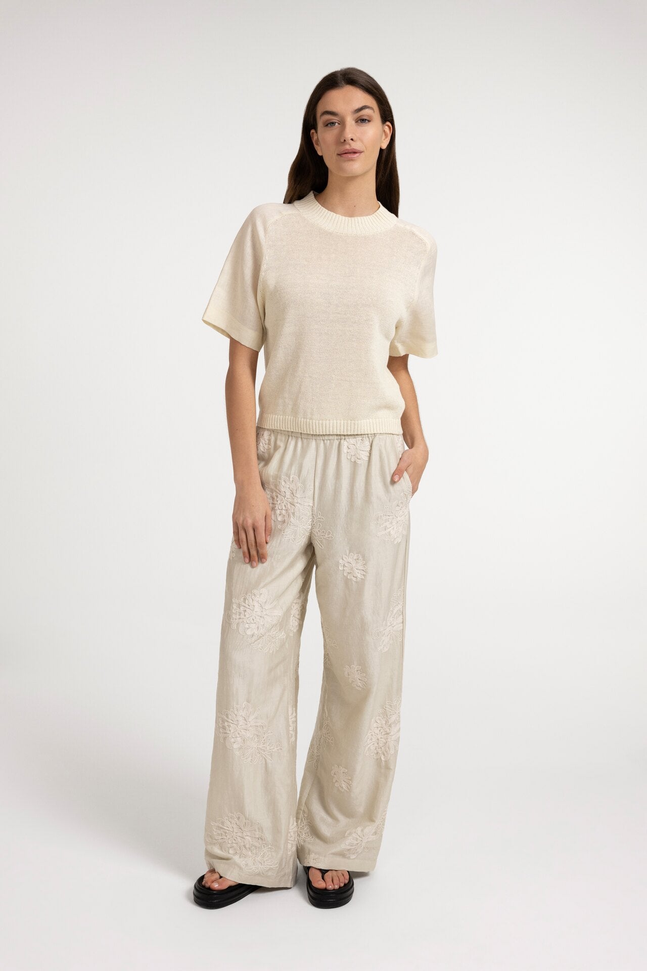 Embroidered trousers with wide legs and elastic waist - Type: video