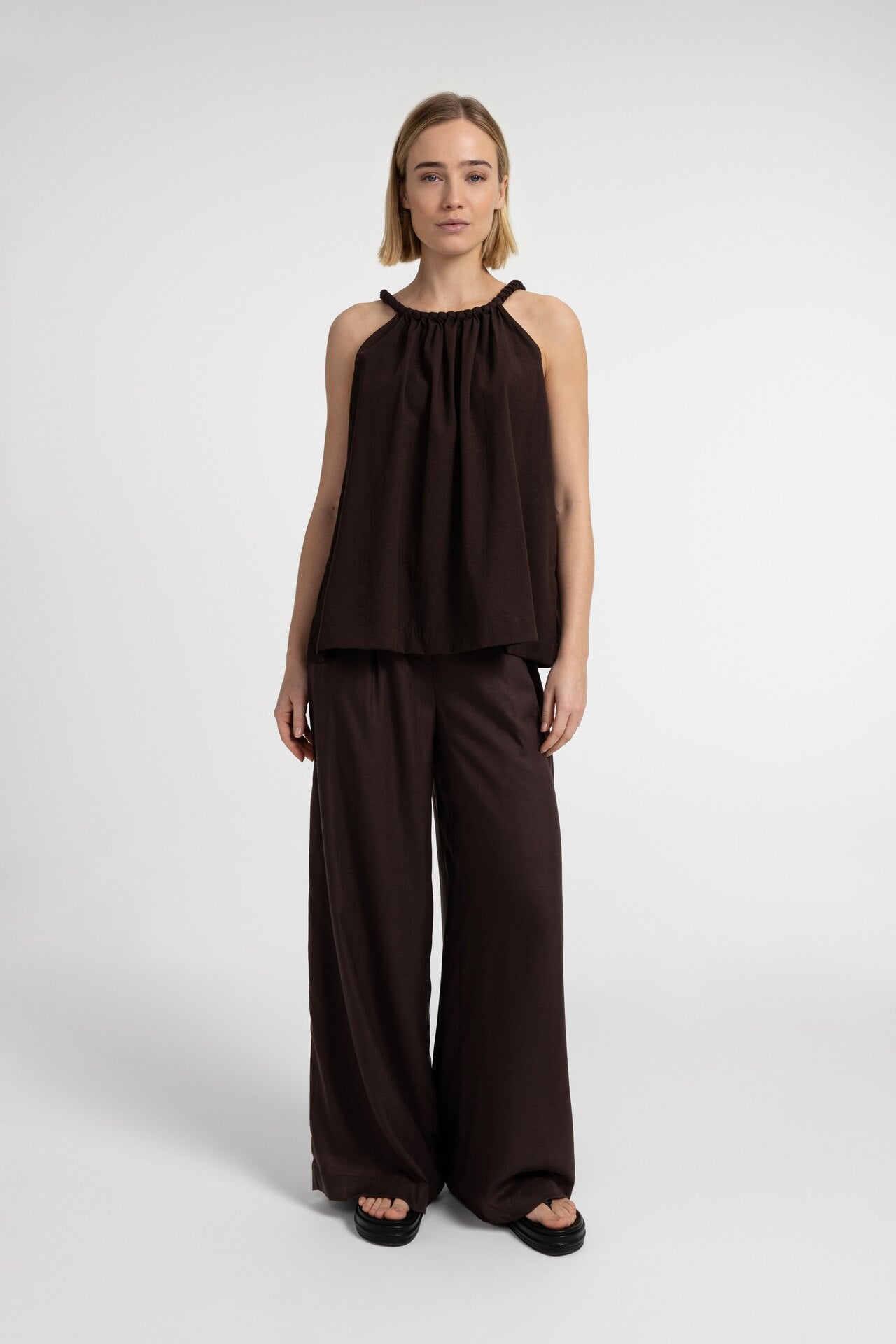 Trousers with wide legs and half elastic waist - Type: video