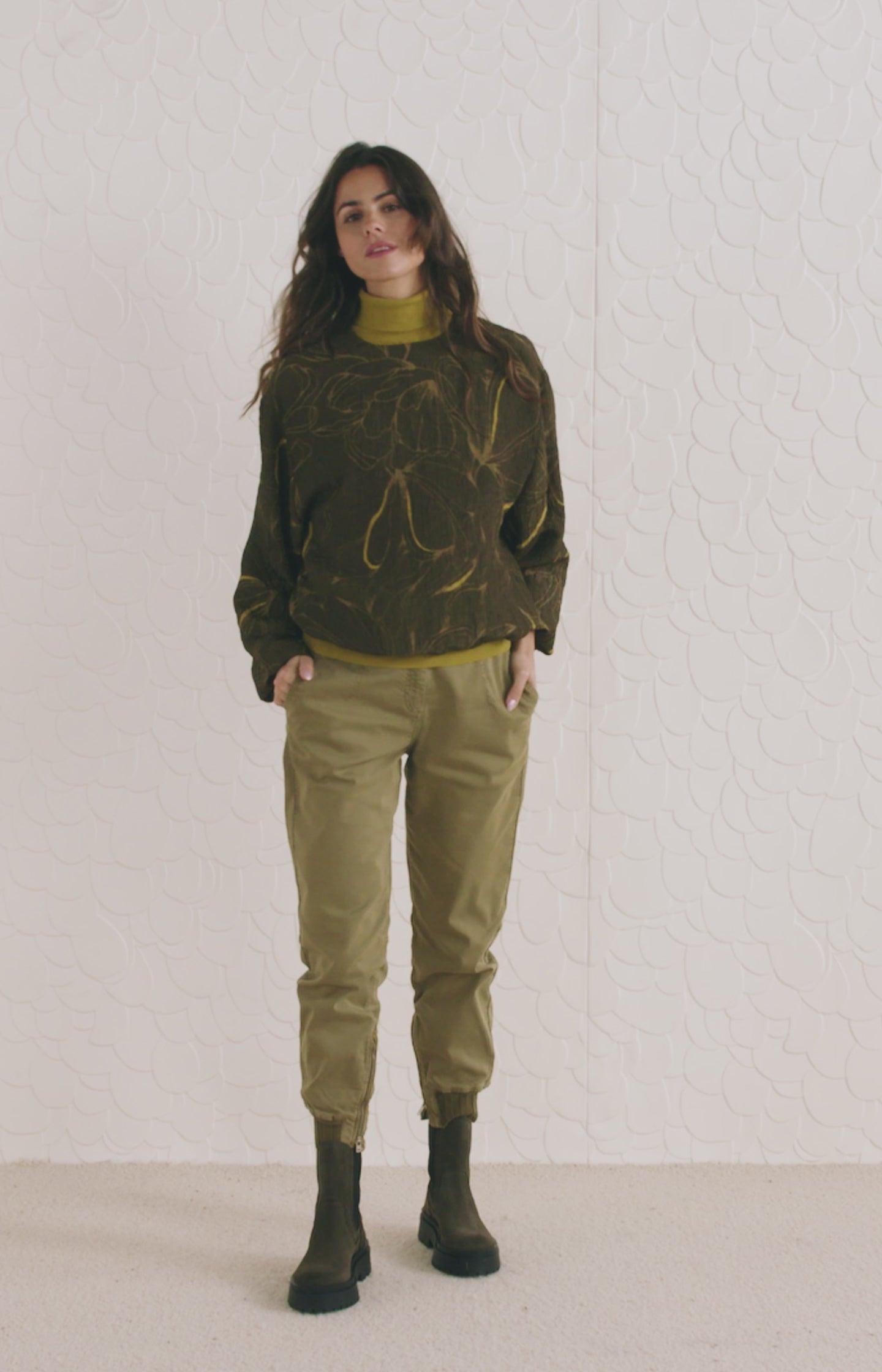 Top with round neck, long balloon sleeves and print