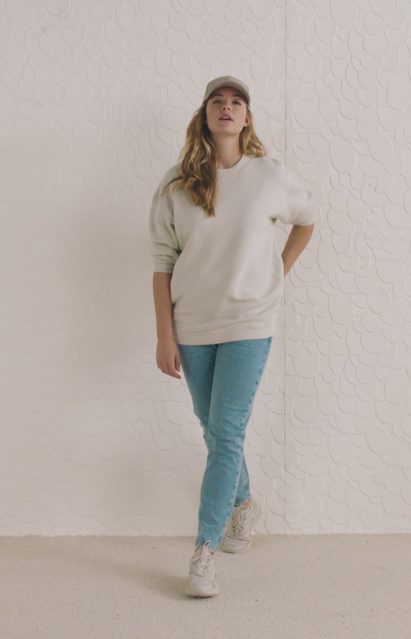 Oversized sweatshirt with crewneck and long sleeves