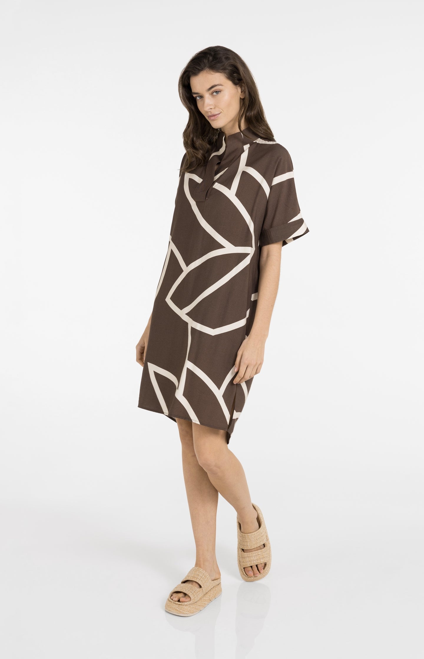 Printed dress with short sleeves and polo collar