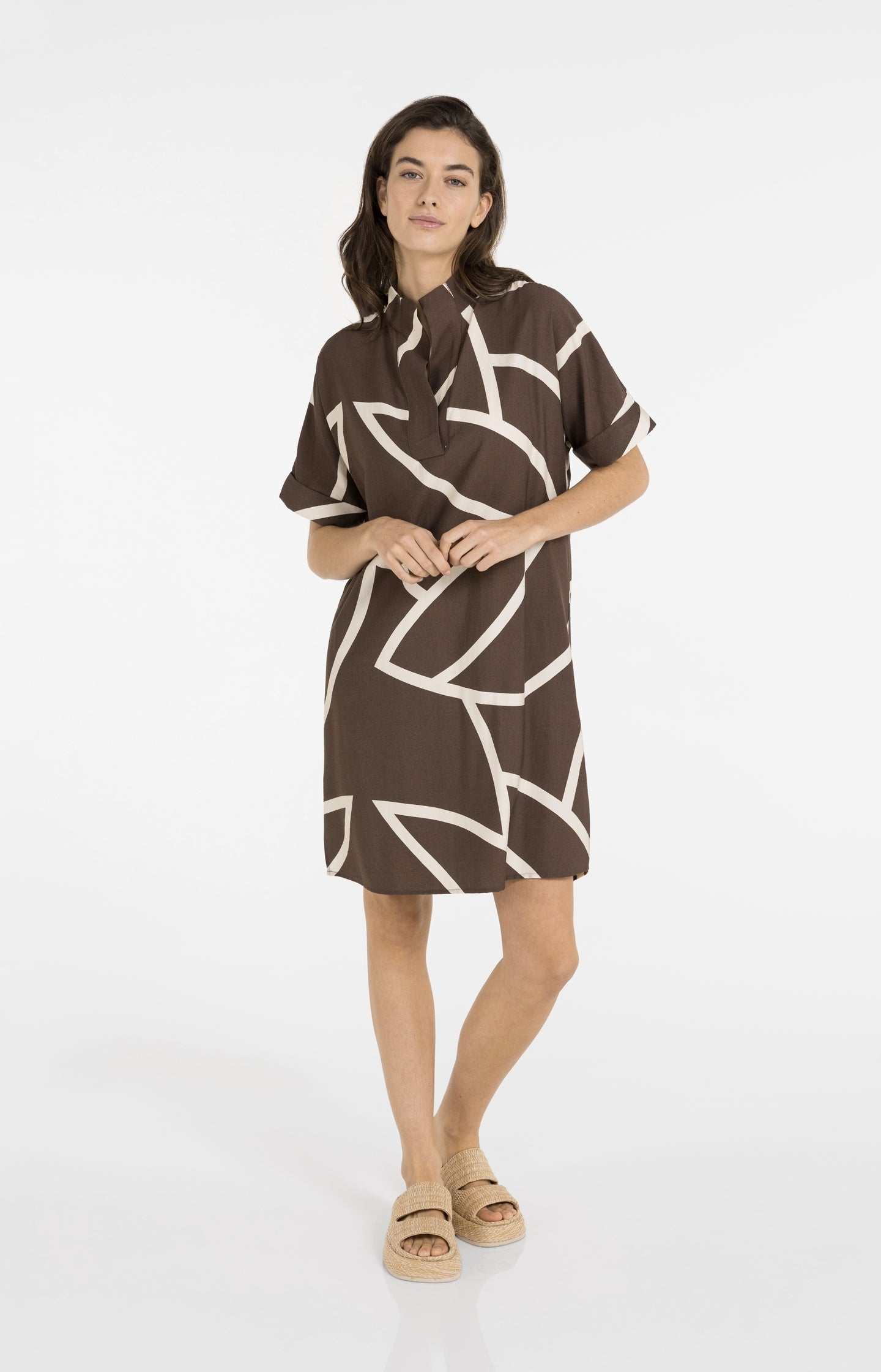 Printed dress with short sleeves and polo collar
