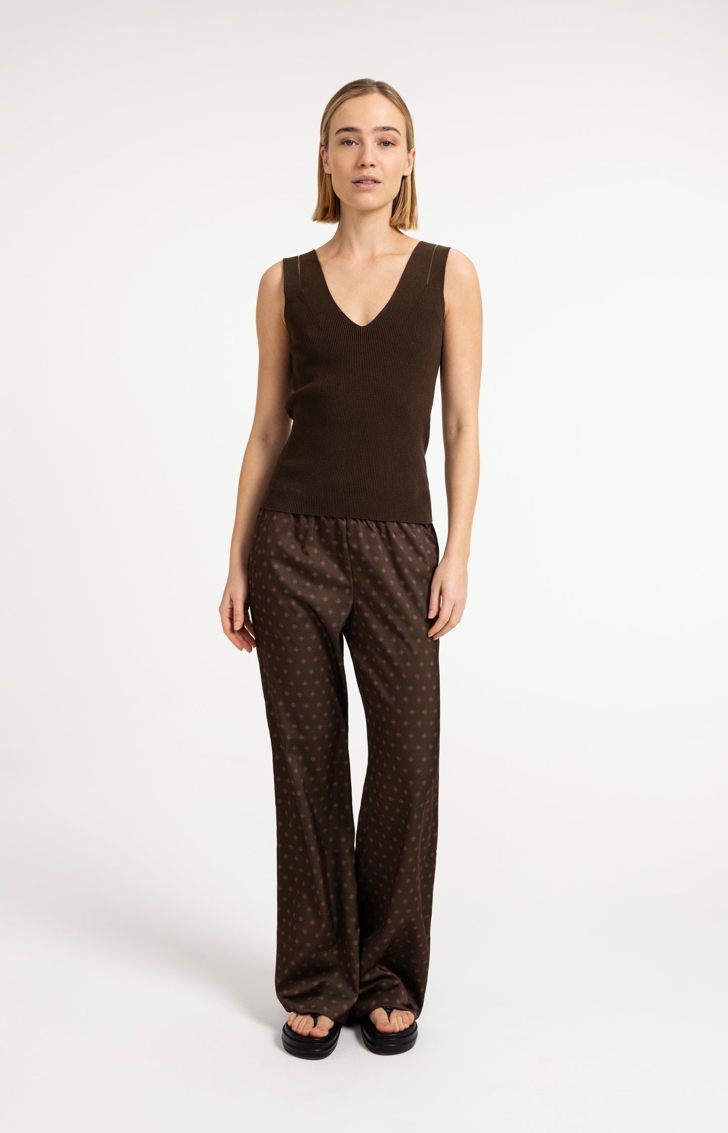 Printed trousers with wide legs and elastic waist - Type: video