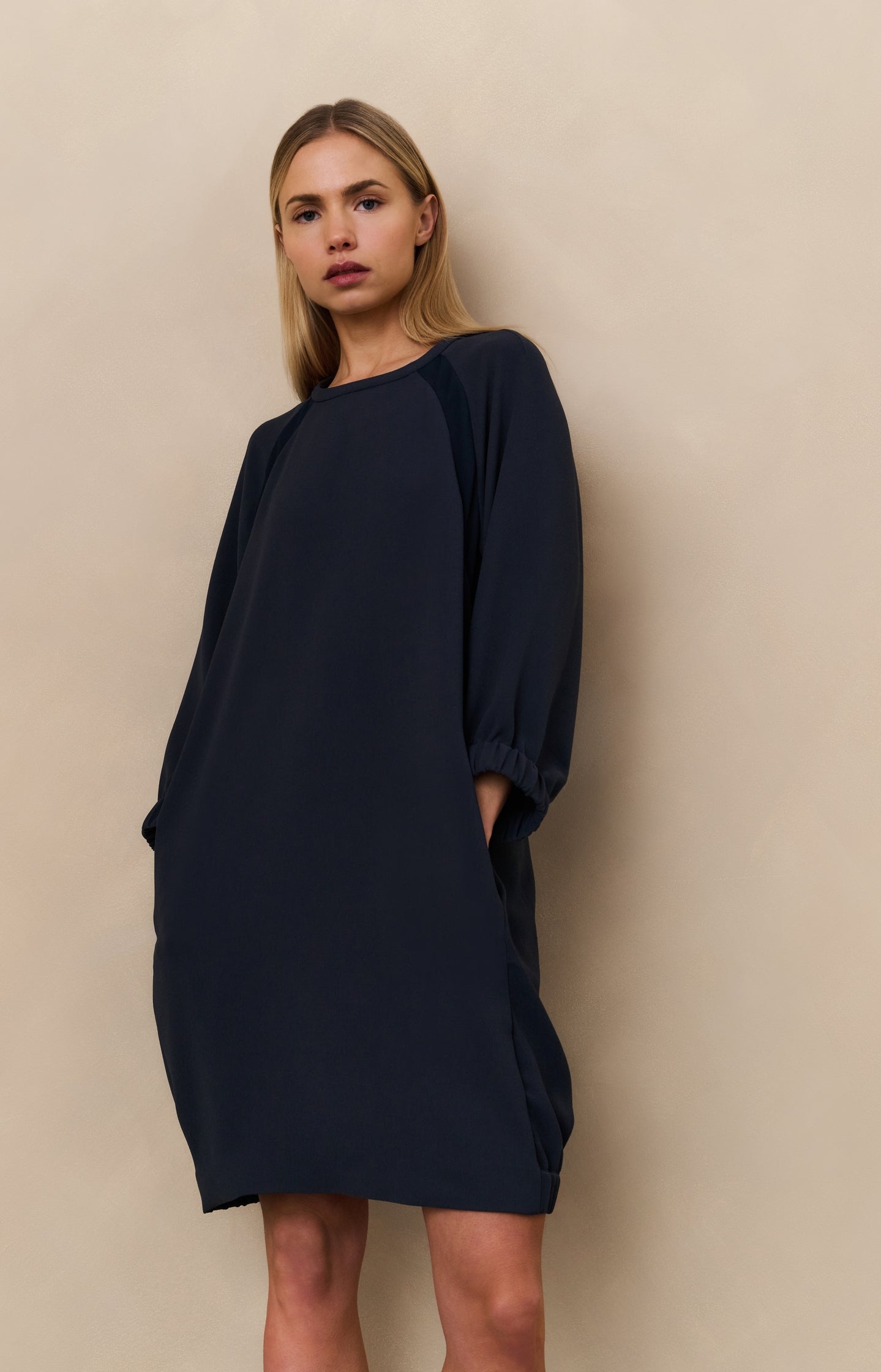 Raglan dress with round neck and tonal inserts